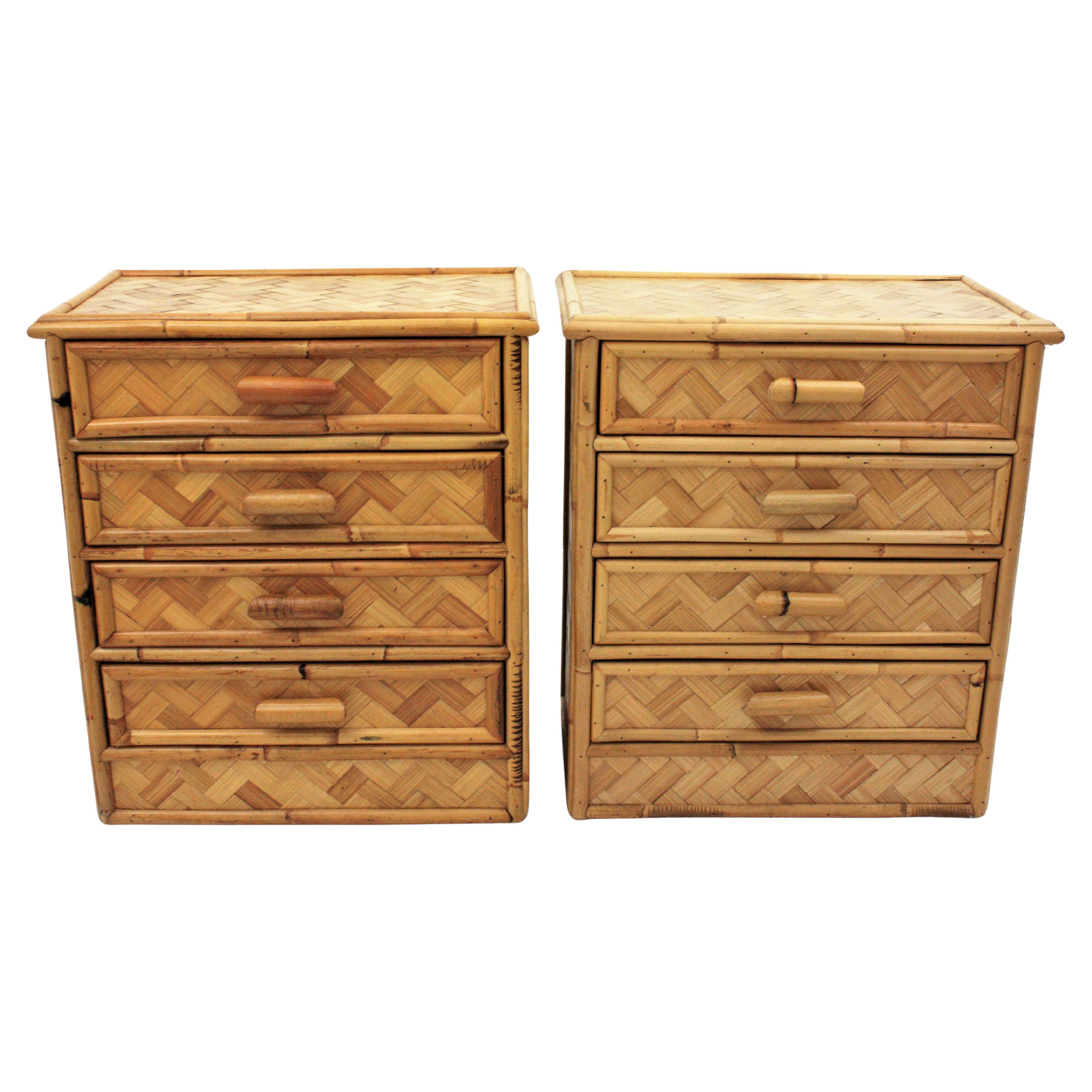 Coppia di comodini in rattan e bambù, anni '70 in vendita