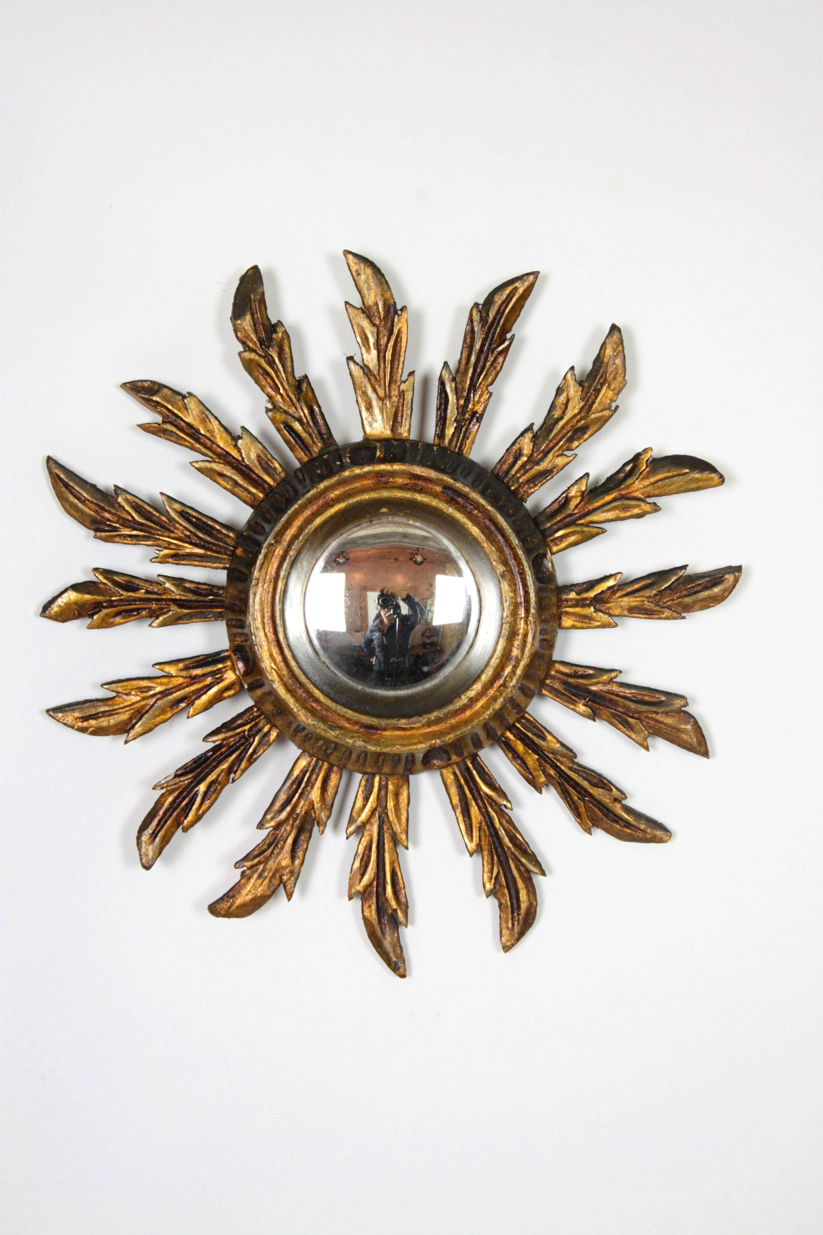 Pair of early 20th c. spanish giltwood convex sunburst mirrors In Good Condition In Barcelona, ES