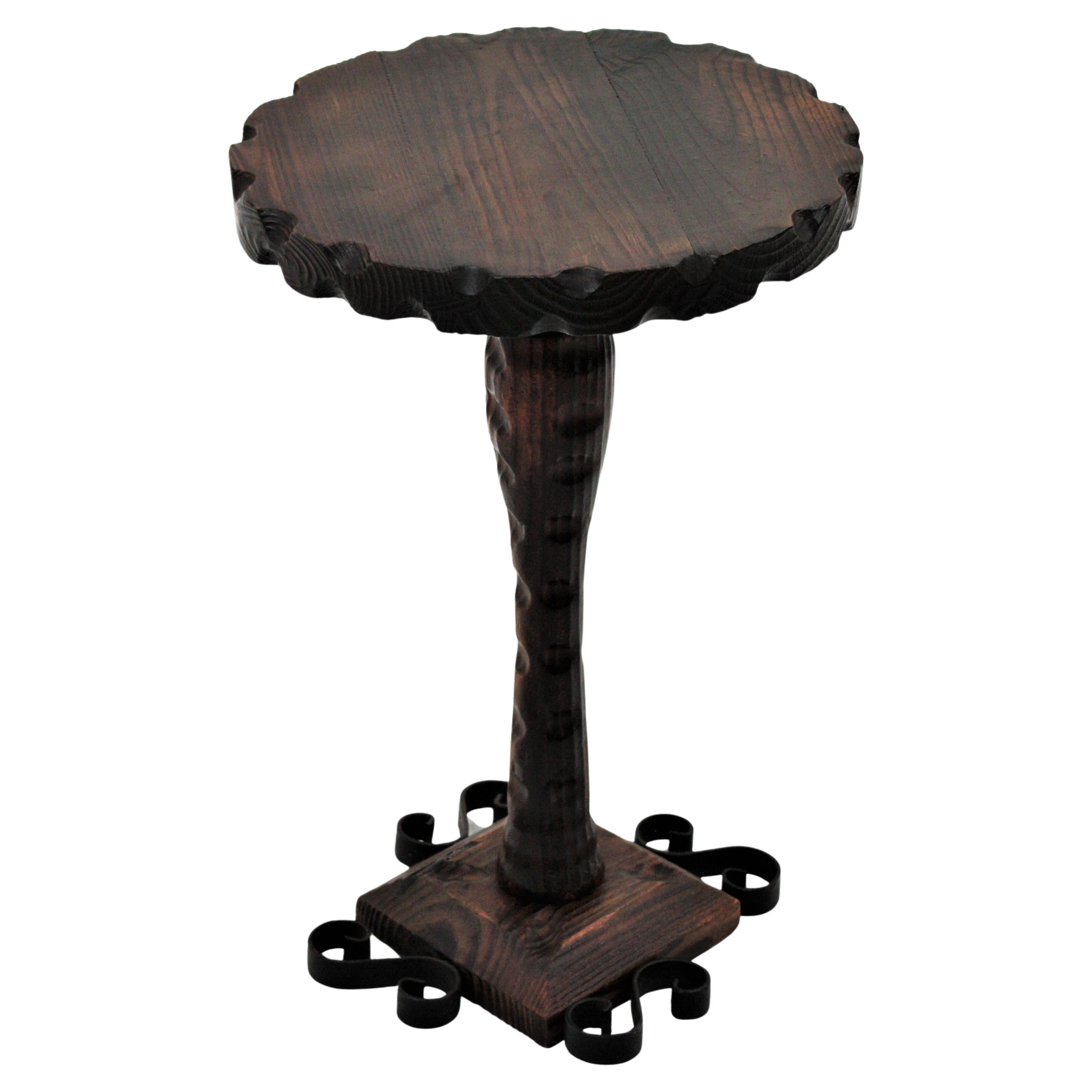 Mesa auxiliar colonial española Gueridón de madera tallada, años 40