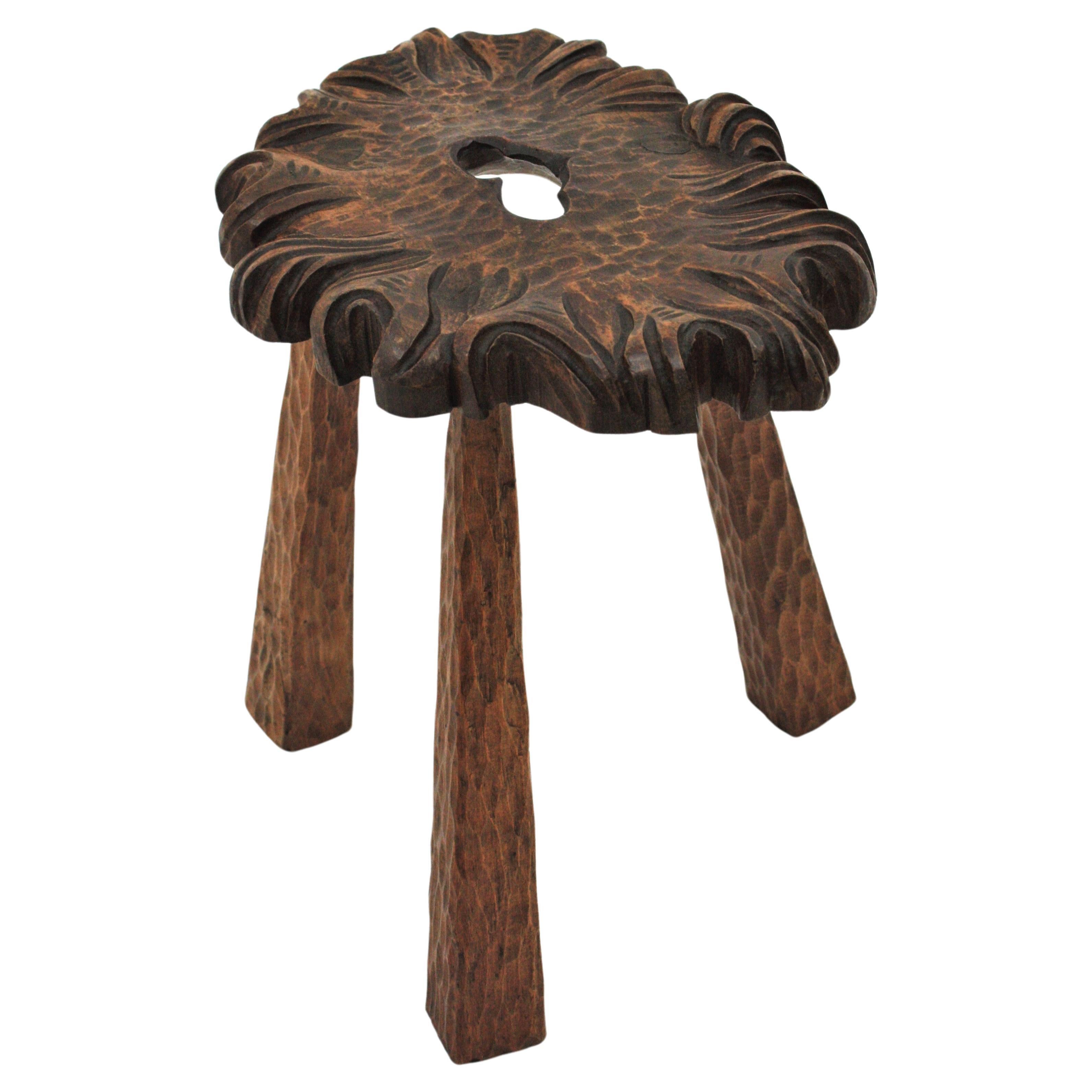 Tabouret tripode ou table d'appoint en bois rustique espagnol en vente