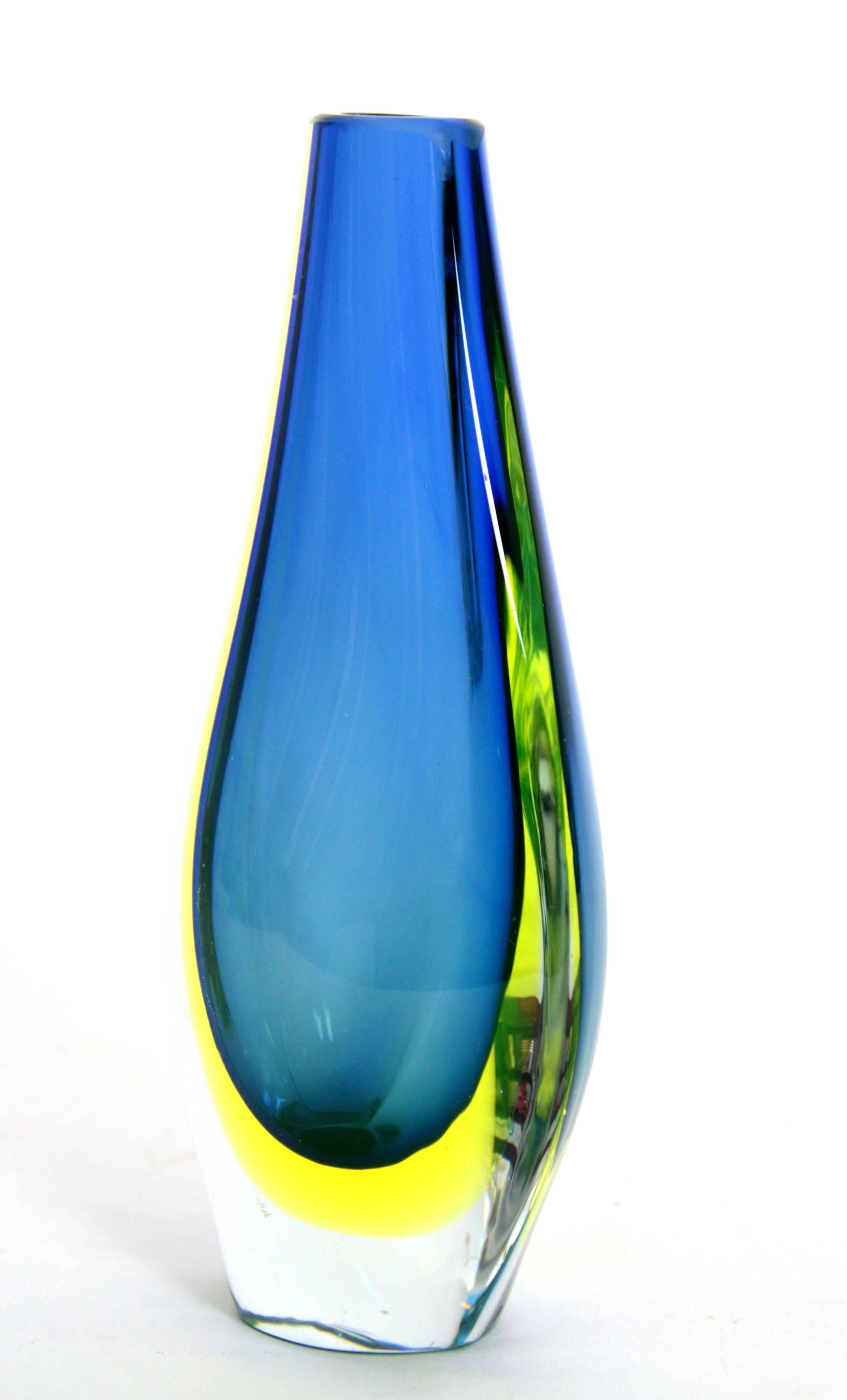 Delicate Sommerso vase in blue and yellow colors and clear glass.
Attributed to Flavio Poli and Seguso Vetri D´Arte, Murano, circa 1950.