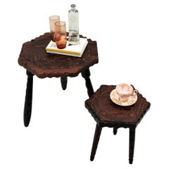 Deux tables hexagonales coloniales espagnoles en bois sculpté et cuir repoussé, années 1940