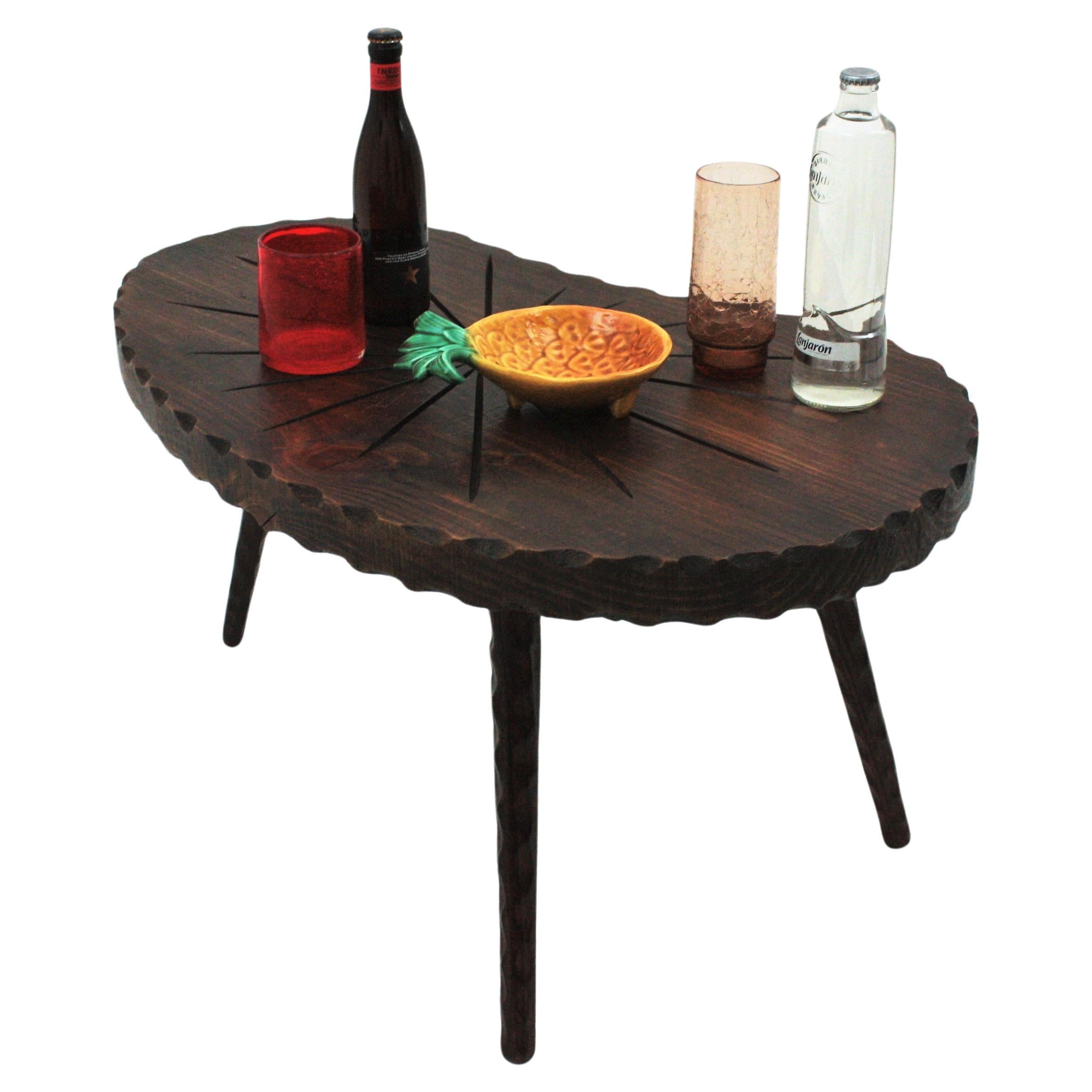 Geschnitzter Nierentisch aus der Mitte des Jahrhunderts, 1950er Jahre.
Dieser Tisch hat eine starke Konstruktion, die von rustikalen und spanischen Kolonialmöbeln inspiriert ist, aber eine typische Nierenform aus den Designs der fünfziger