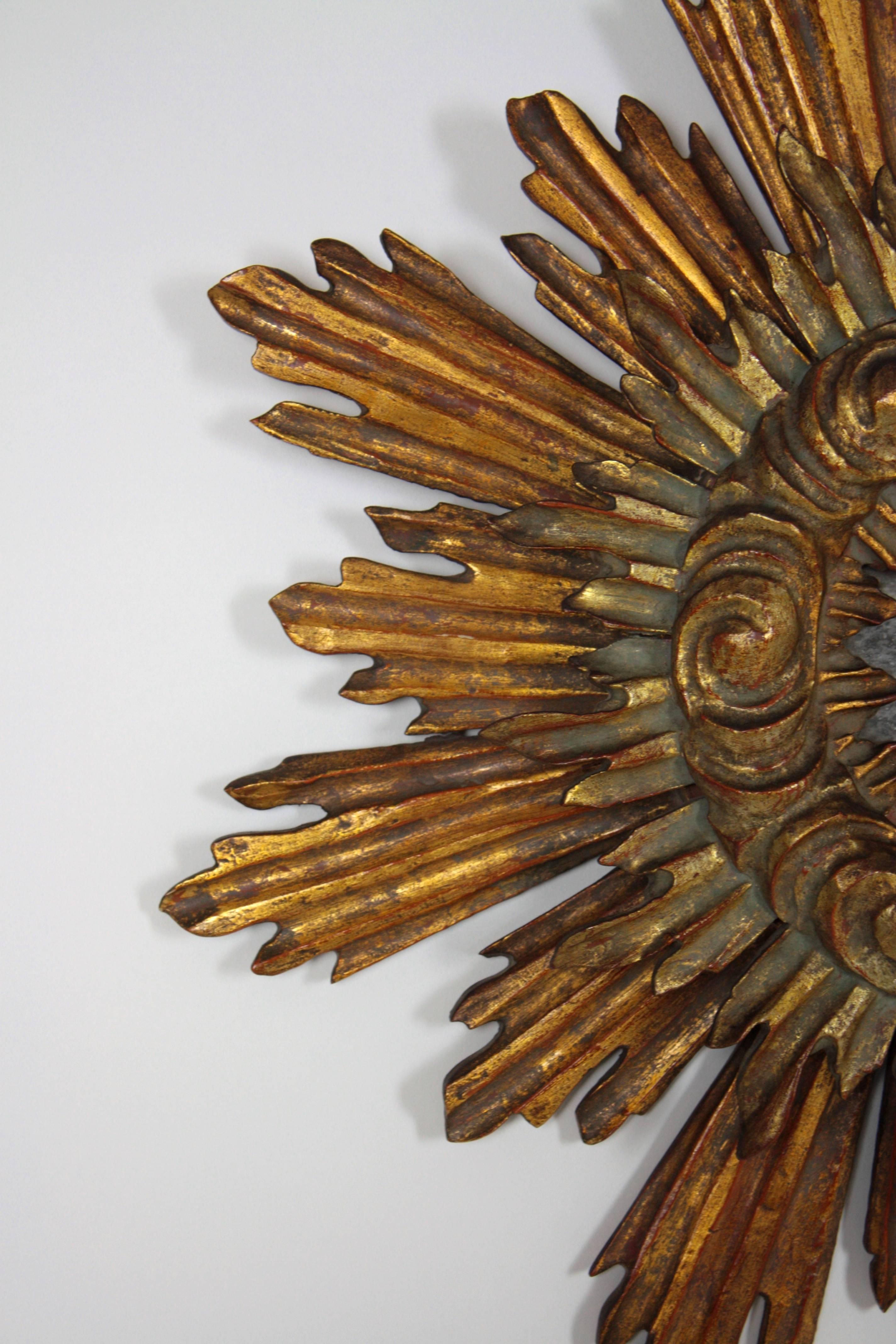 Gorgeous hand-carved double layer sunburst mirror with gold leaf finish. The piece has its original antique patina and the original glass. Very uncommon kind of hand carved pattern decoration surrounding the glass.
Excellent masterpiece, Spain,