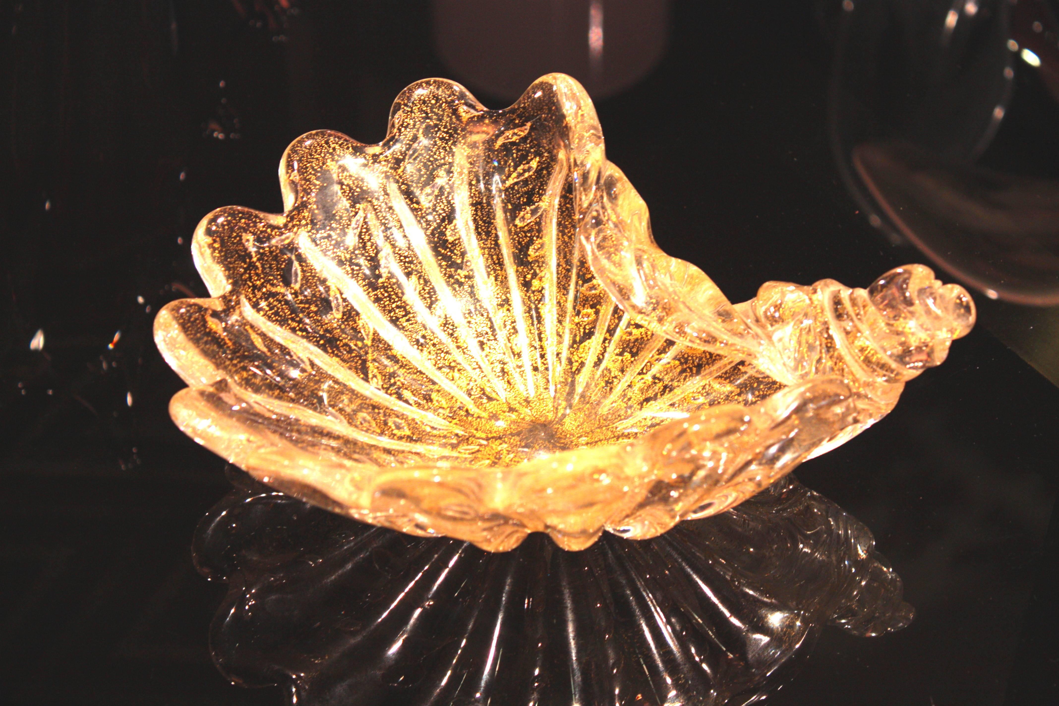 Amazing art glass work attributed to Barovier e Toso. Shell bowl with a 