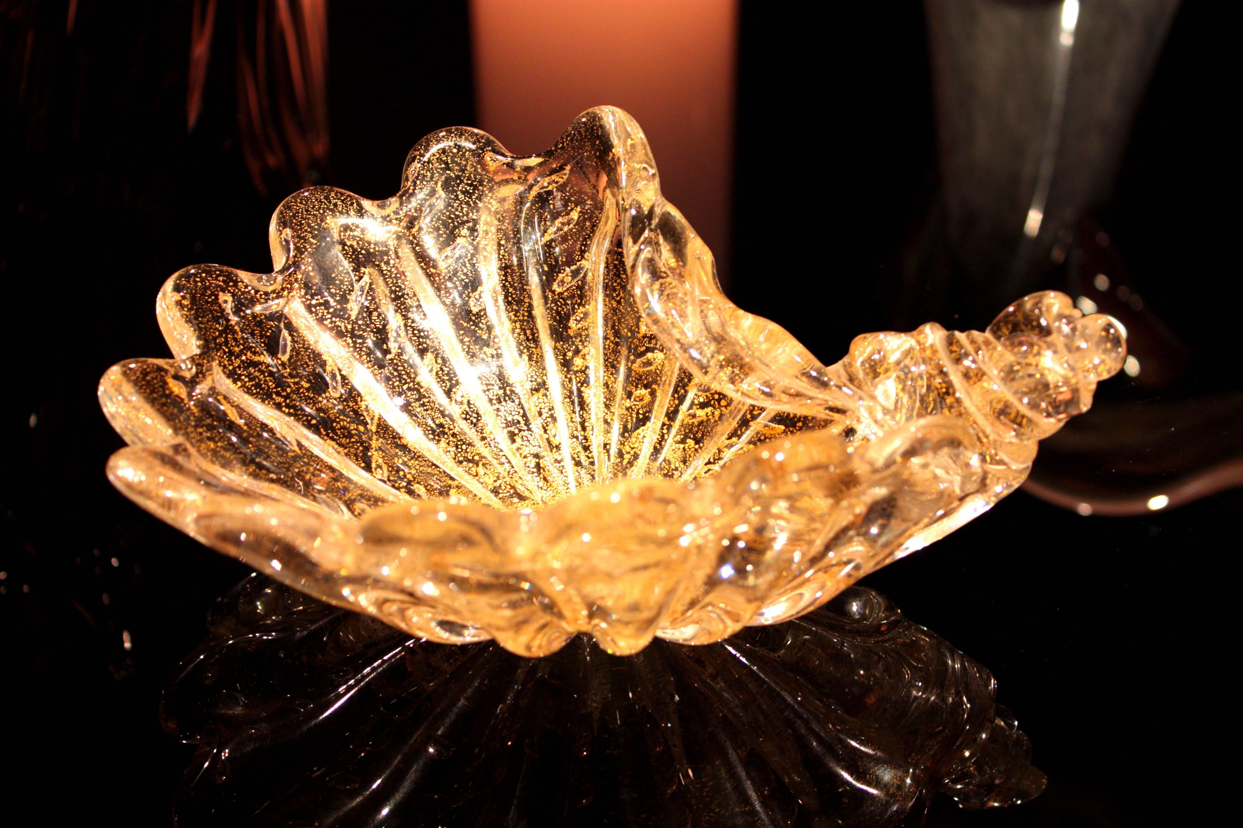 Mid-Century Modern Sculptural Barovier e Toso Controlled Bubbles & Gold Flecks Shell Glass Bowl