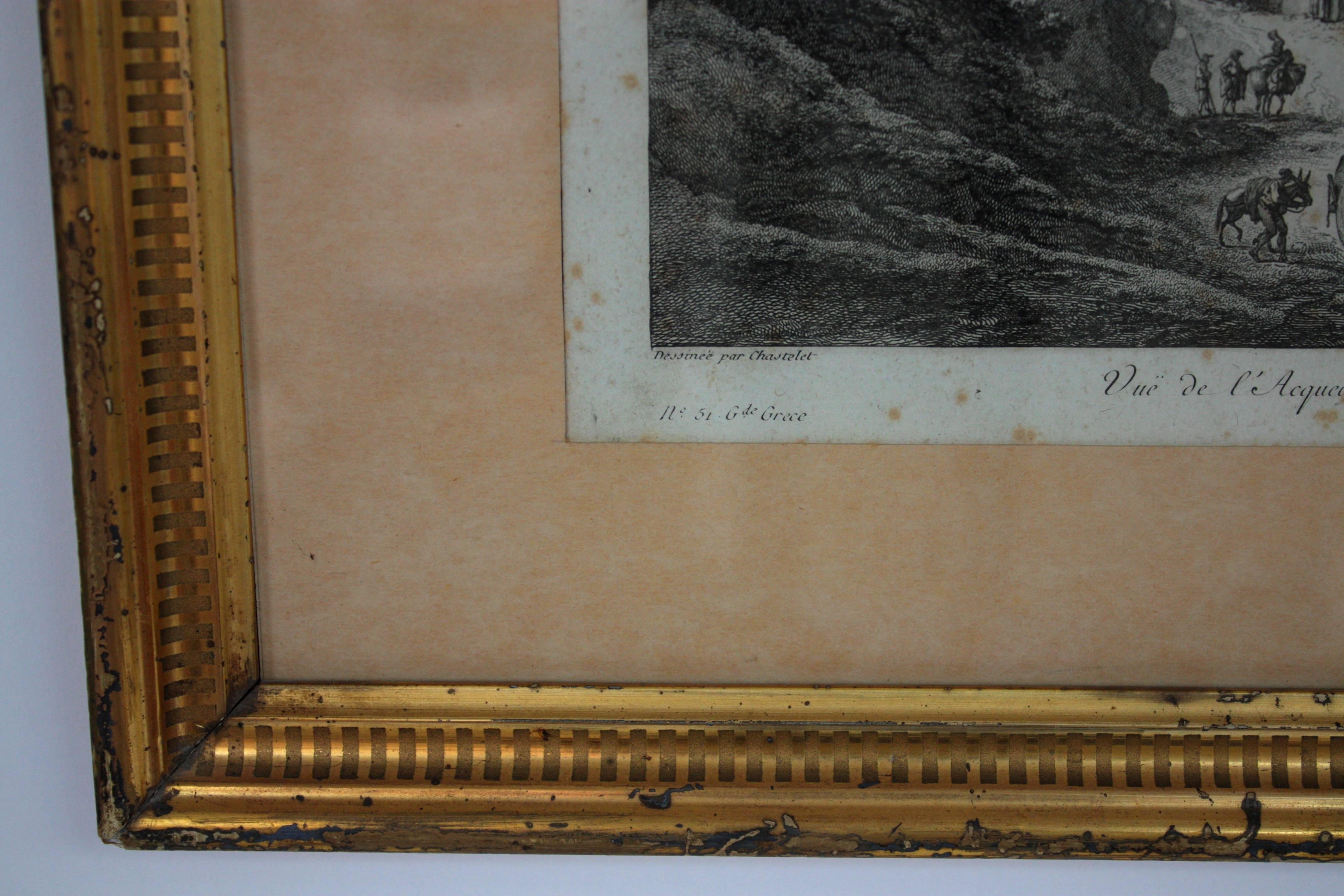 Kupferstich in Schwarz auf Bütten gedruckt, gerahmt mit einem neoklassizistischen Rahmen aus Blattgold. Der Stich zeigt eine schöne Aussicht vom Aquädukt von Corigliano in Kalabrien.
Markierungen mit dem Namen des Entwerfers (Chastalet), des