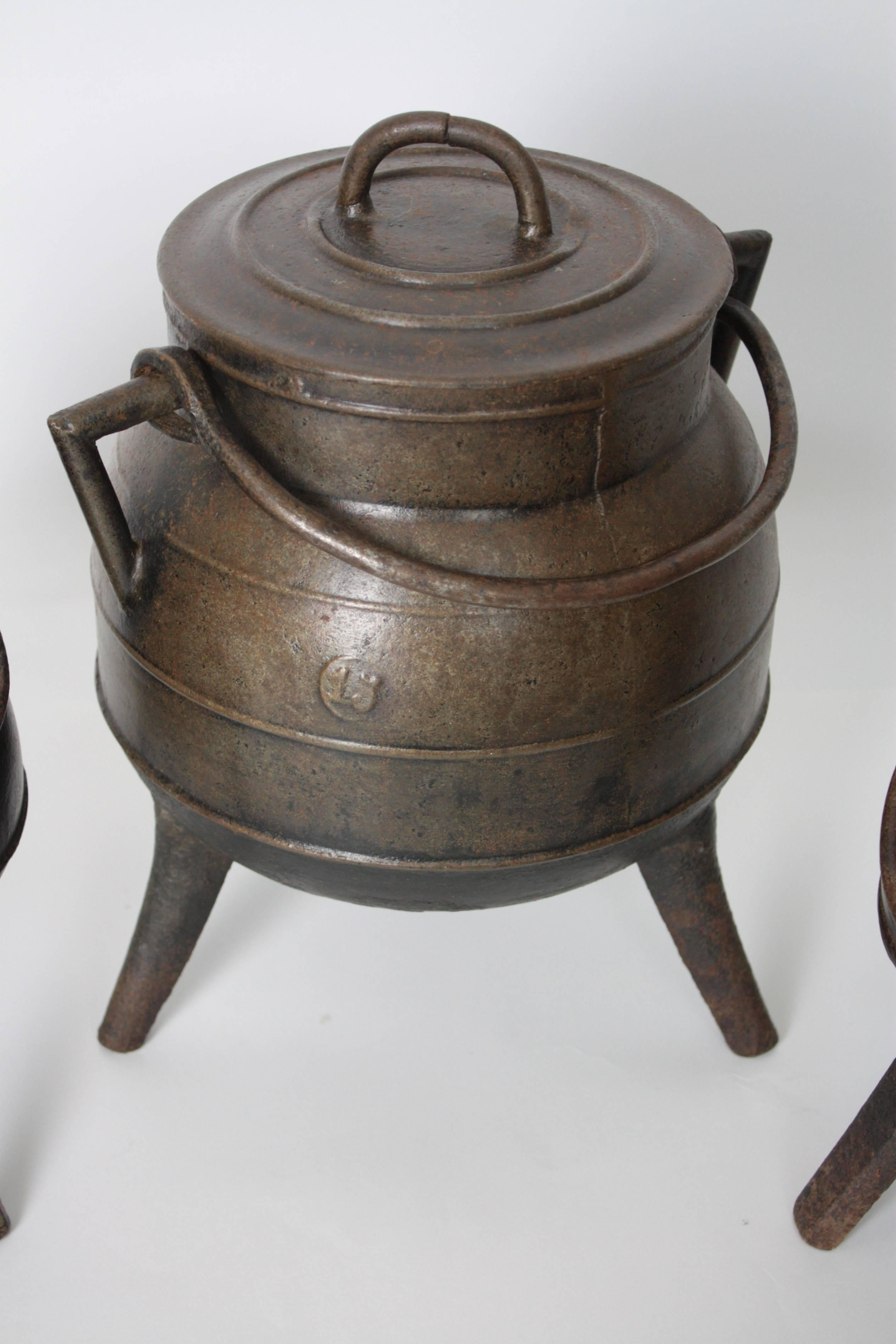 Collection of three cast iron cauldrons from Galicia in different sizes. Spain, circa 1930.
Made in molded/cast iron, originally used for cooking. Beautiful to be displayed in a kitchen or near a ground fire pit for decorative