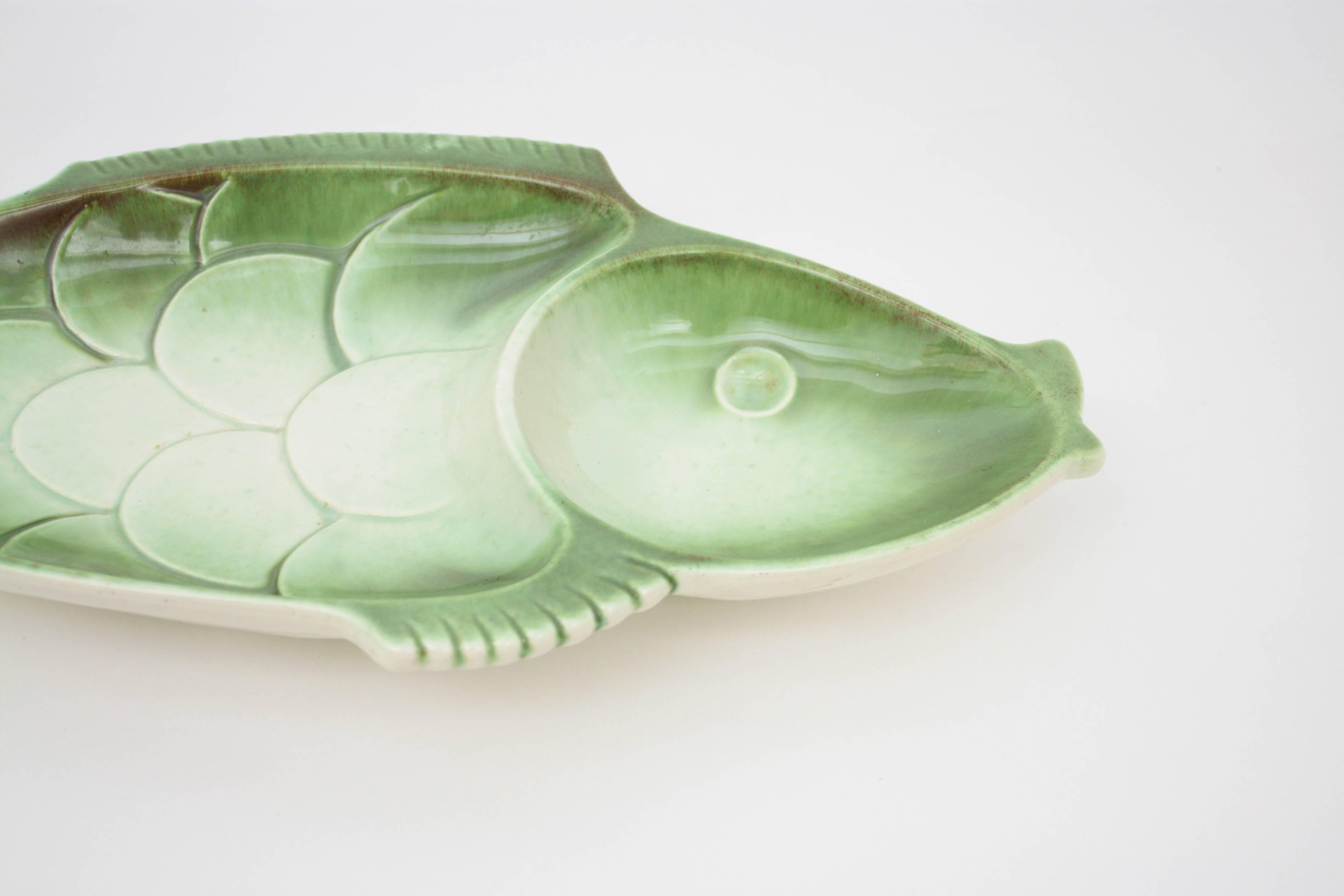 Beautiful ceramic fish platter designed and produced by Royal Haeger, USA, 1950s.
It has the original trade mark engraved at the back.

Useful as serveware or for decorative purposes or wall decoration.

More pieces in this manner are