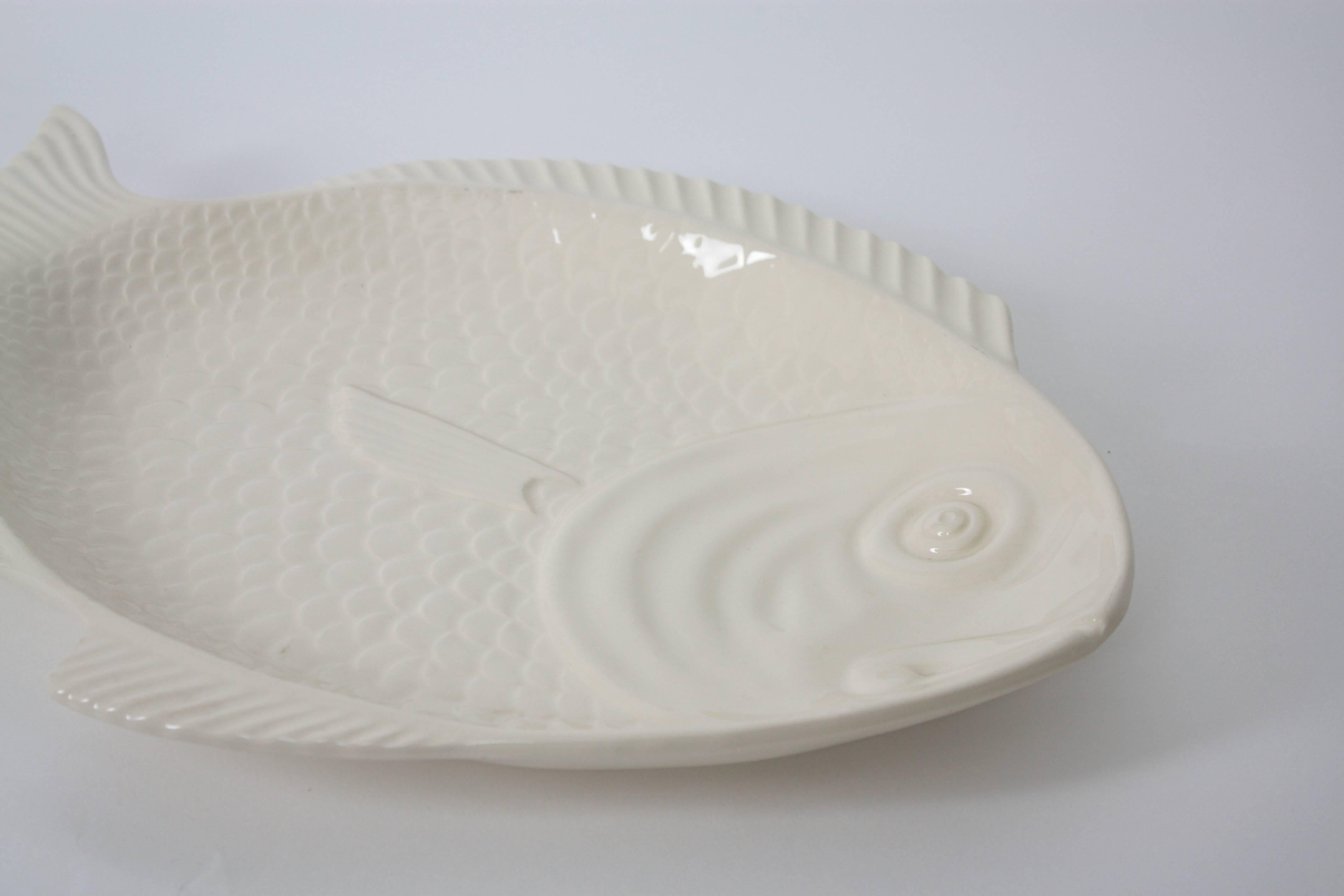 A large glazed ceramic platter, Portugal, circa 1960.
Useful as fish platter, for decorative purposes or wall decoration.

The platter is in excellent condition and has a trade mark from Portugal at the back.

Available other pieces in this