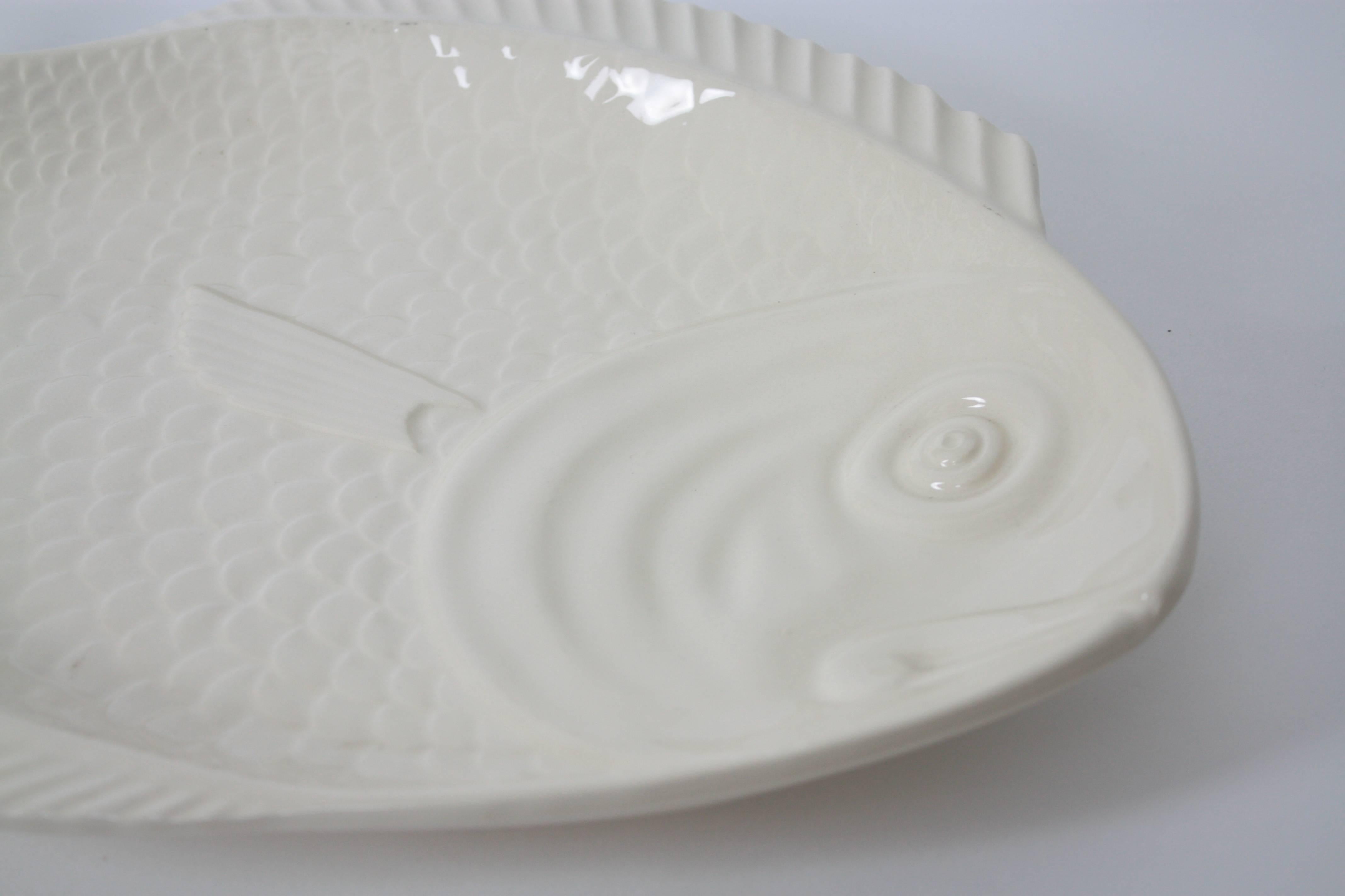 1960s Portuguese White Glazed Ceramic Fish Platter In Excellent Condition In Barcelona, ES