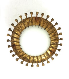 Brutalistische Sonnenschliff-Leuchte im Stil des Brutalismus mit Nägeldetails, vergoldetes Eisen und Milchglas