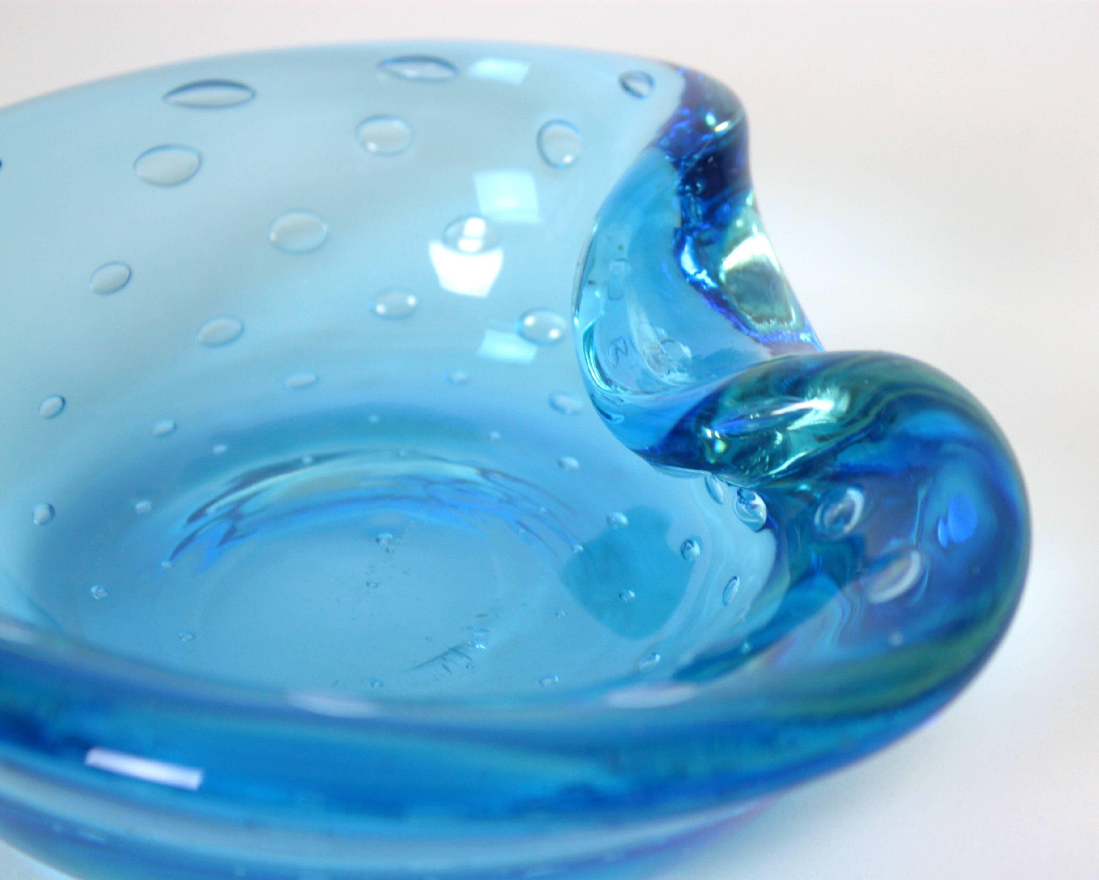 A beautiful hand blown Murano glass heart bowl/ashtray in translucid sky blue color with a controlled bubbles decoration. Murano, circa 1960s.

The piece is in excellent condition, only some signals of use on the bottom that don't rest importance