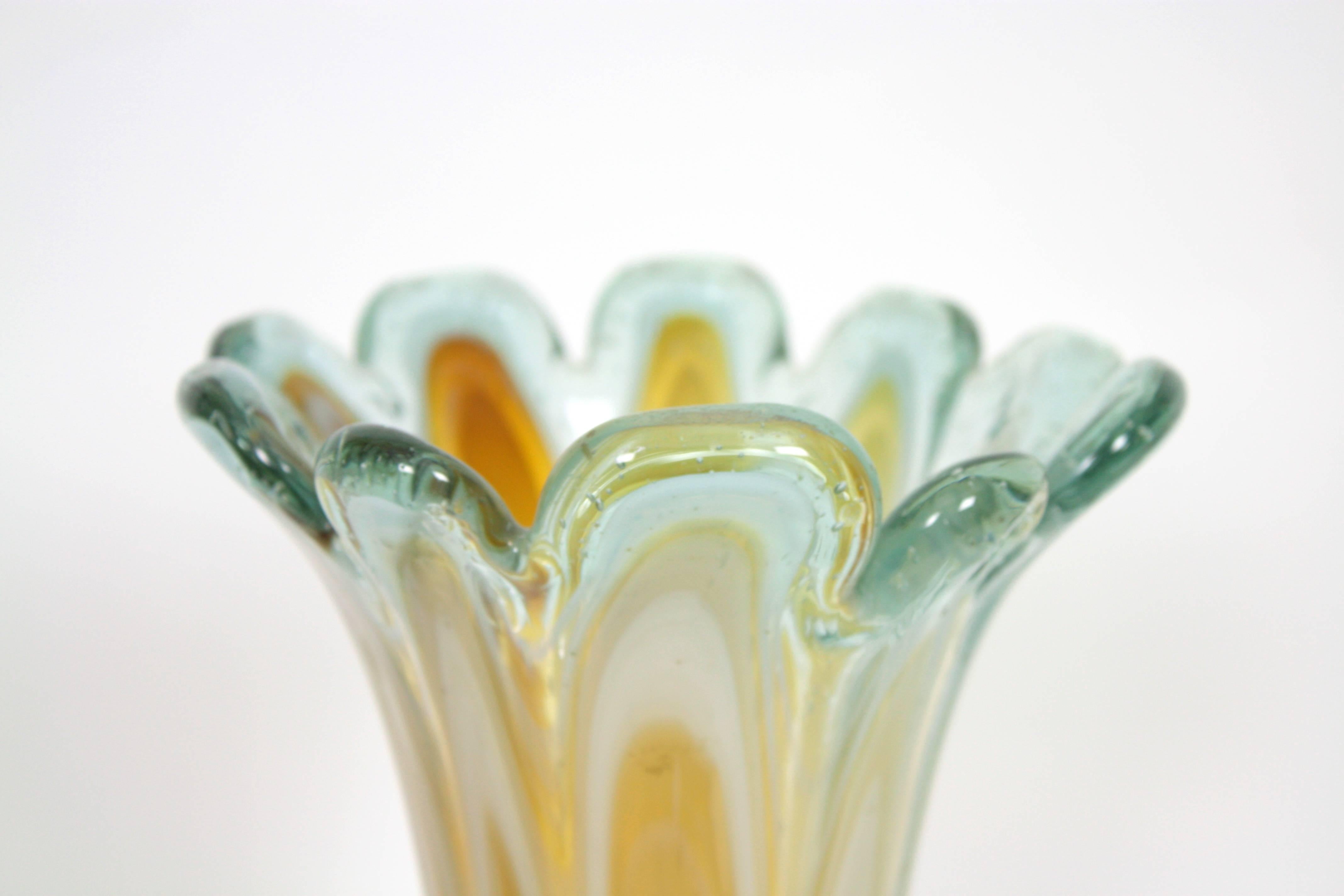 Mid-Century Modern Vase d'art italien en verre de Murano bleu ambré, années 1960 en vente