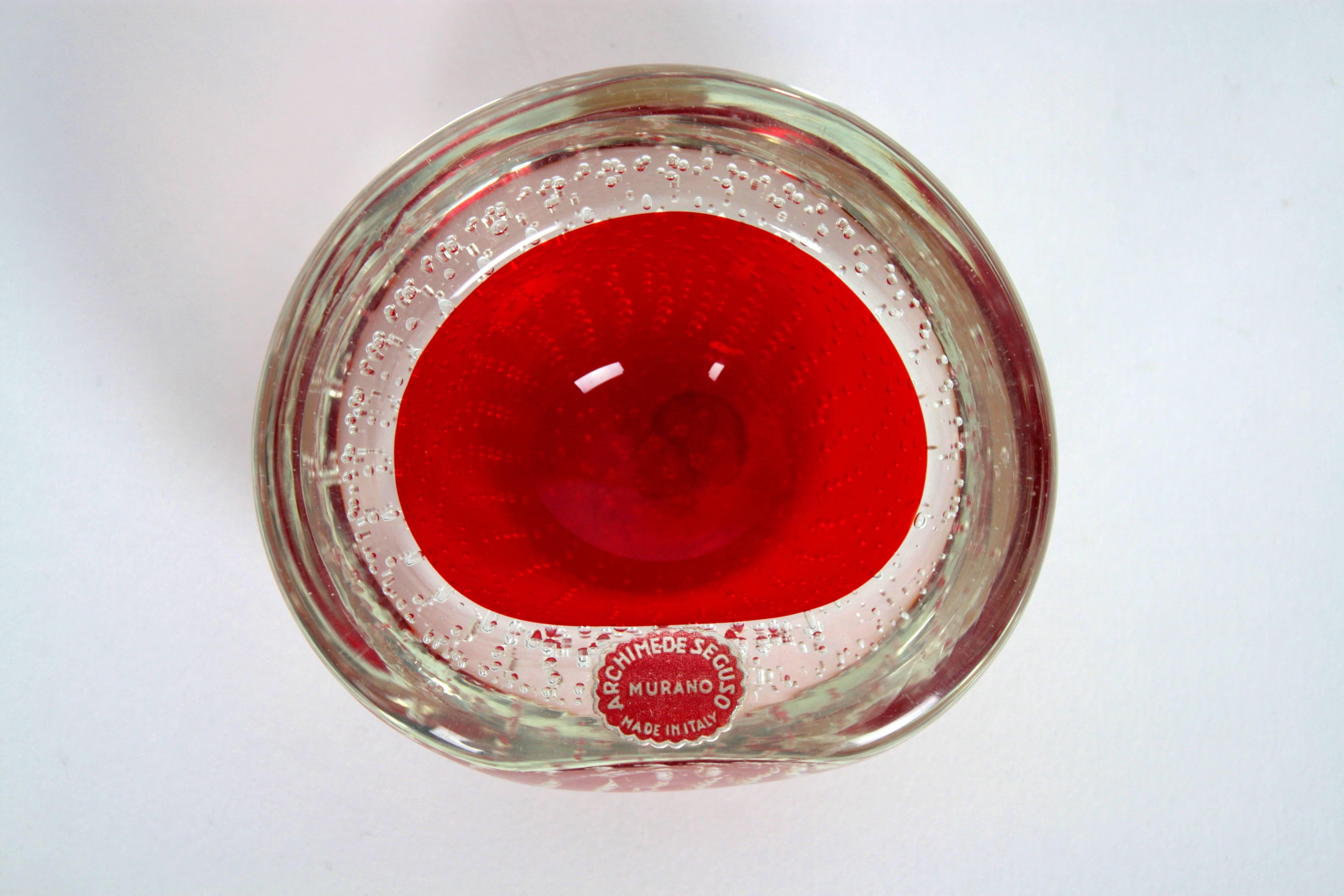 Amazing geode Murano handblown art glass bowl. Vibrant red glass cased into clear glass with controlled bubbles. Highly decorative, useful as jewelry bowl, Archimede Seguso, 1950s-1960s.

This bowl is in excellent condition. It wears the two