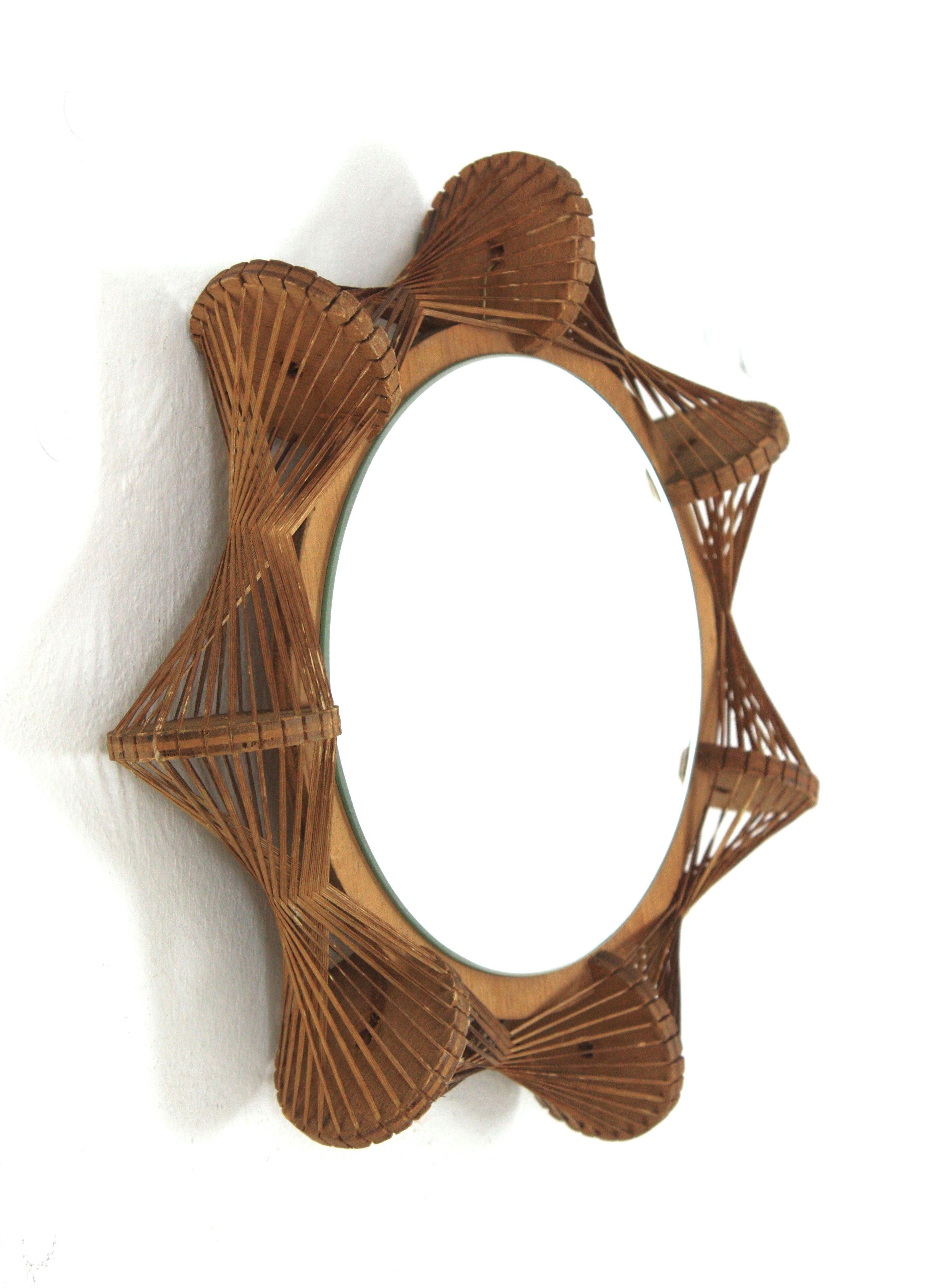 Specchio francese Starburst Sunburst degli anni 
60 con cornice in vimini intrecciato e Wood