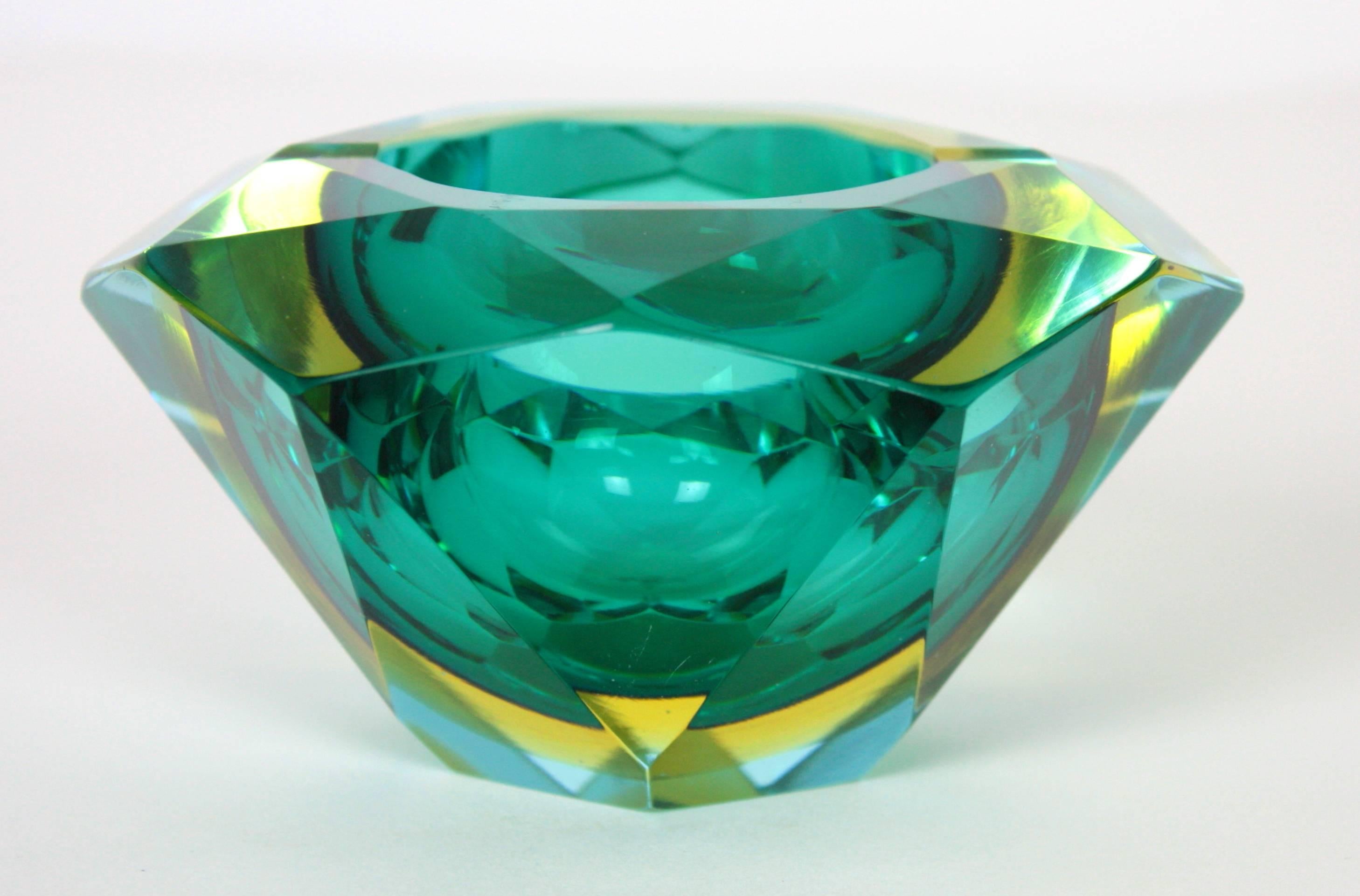 Flavio Poli Sommerso faceted diamond shaped Murano glass ashtray in aqua green/blue and amber. Italy, 1950s.

The piece is in excellent condition.