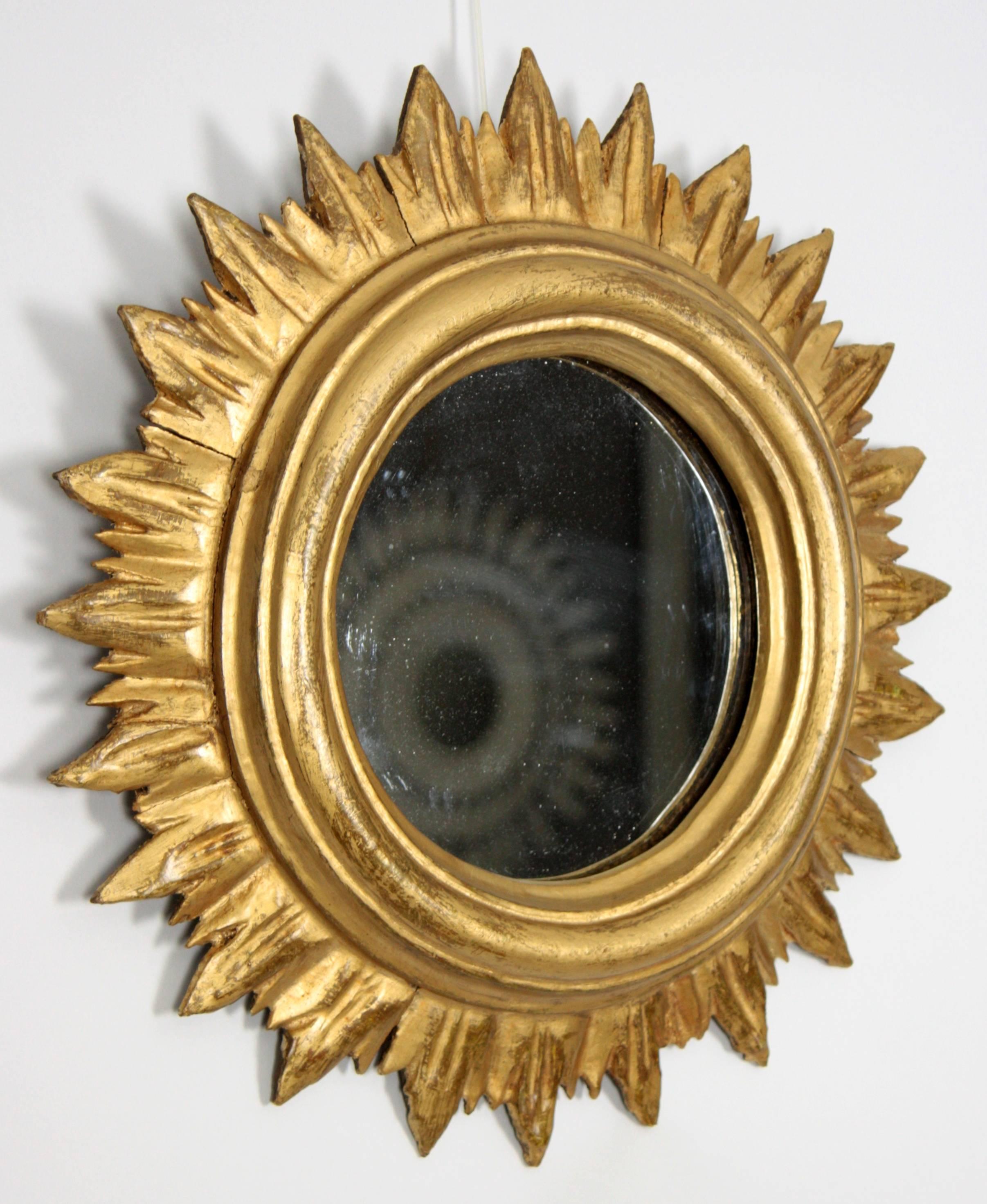 Beautiful small Regency style finely carved mirror patinated in gilt finish. 
The mirror is in excellent vintage condition,
Spain, 1940s.

Glass dimensions 16cm [6,2in].
Avaliable some more sunburst mirrors: Please, kindly check our storefront.