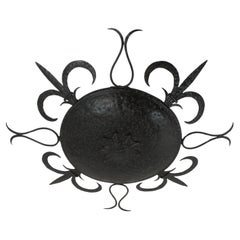 Grand plafonnier Sunburst en fer forgé, motifs de fleur de lys, années 1940