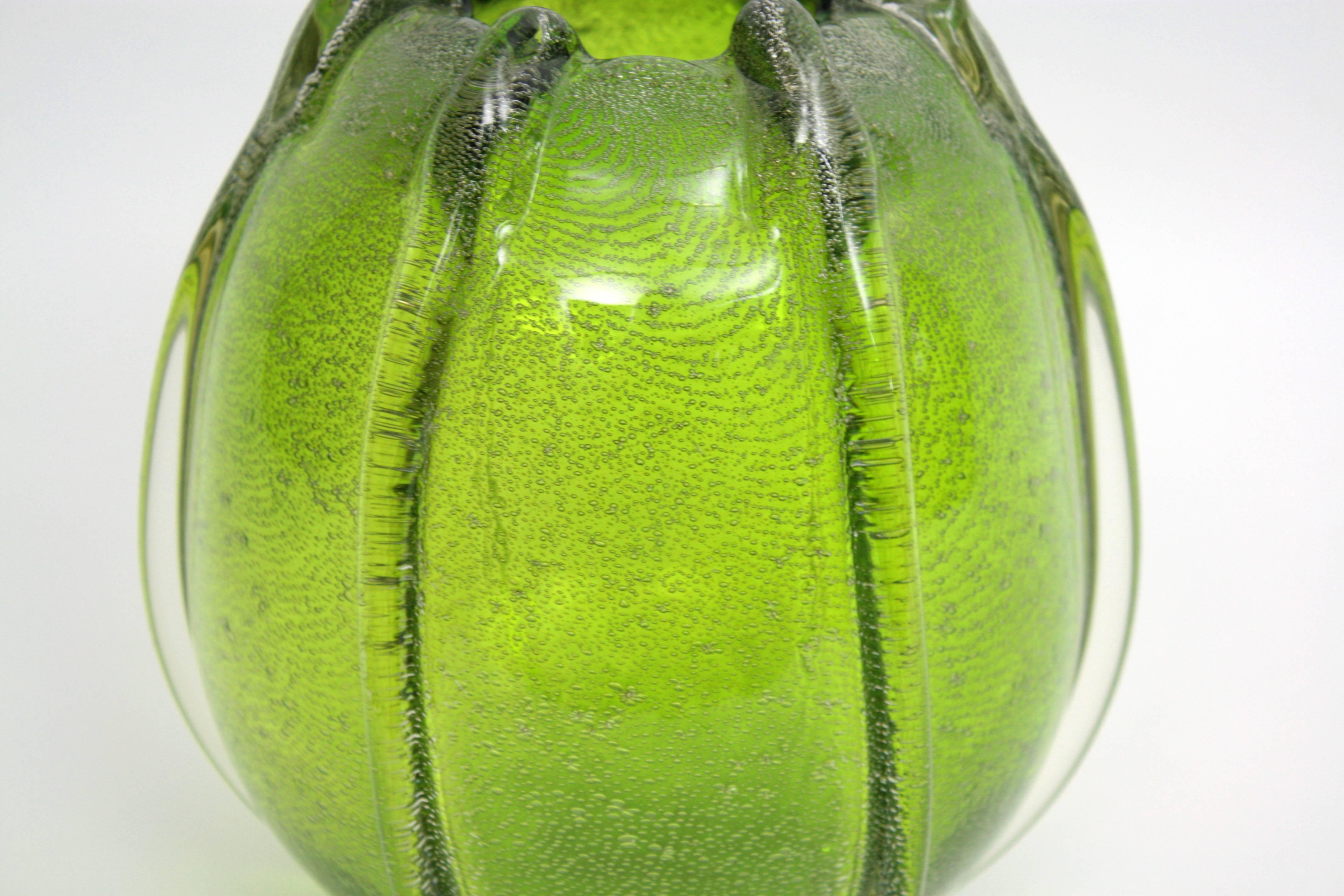 Italian 1950s Archimede Seguso Pulegoso Green Murano Glass Ovoid Vase In Excellent Condition In Barcelona, ES