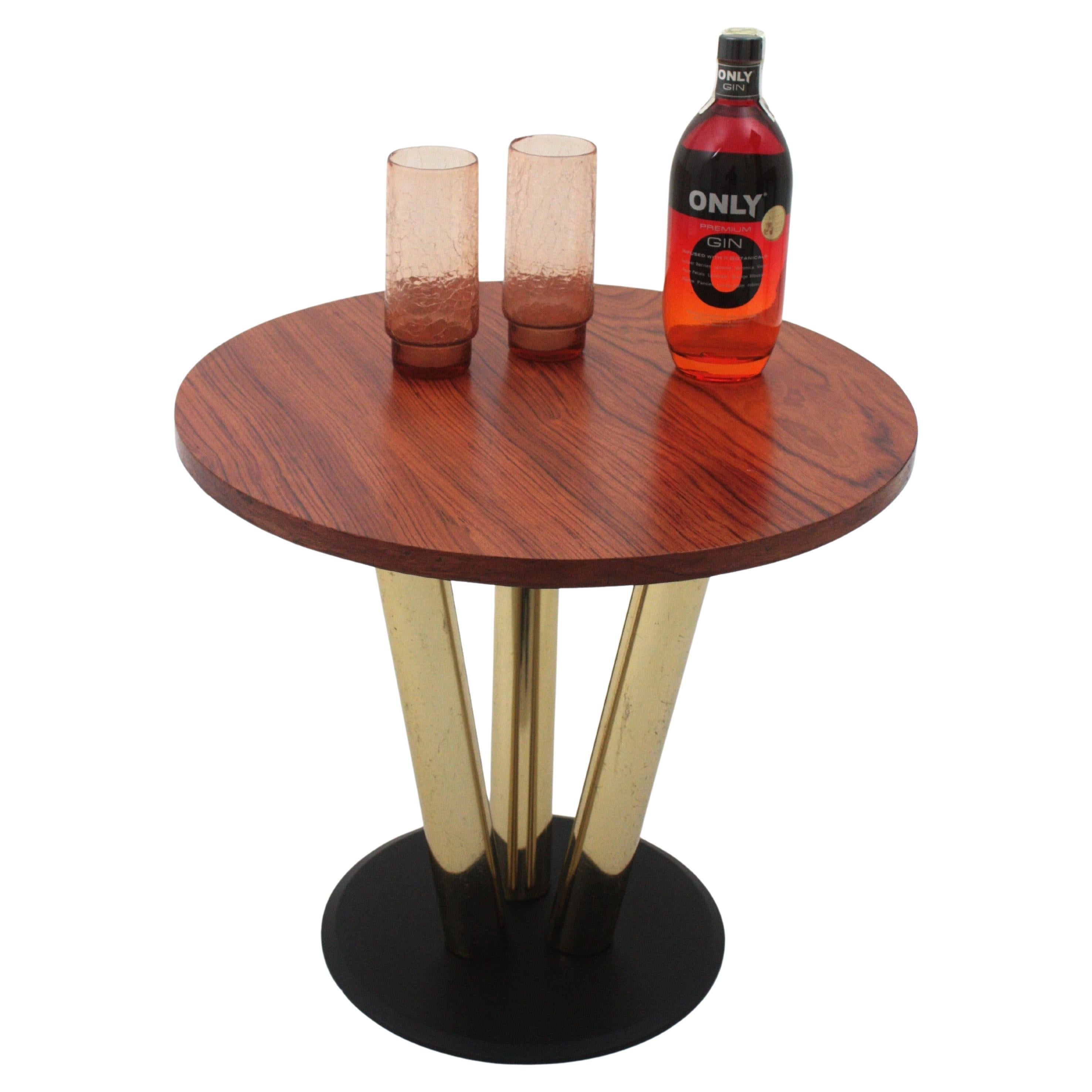 Tavolino da caffè rotondo con piano in Wood, base in ottone e metallo nero, anni '50