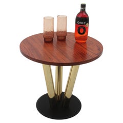 Mesa de centro redonda con tablero de madera, base de latón y metal negro, años 50