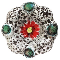 Vallauris, unglasierte Fat Lava-Keramik-Blumenschale in Blumenform / Aschenbecher, 1950er Jahre