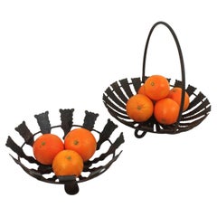 Deux centres de table / coupes à fruits en forme de soleil, fer forgé, années 1950