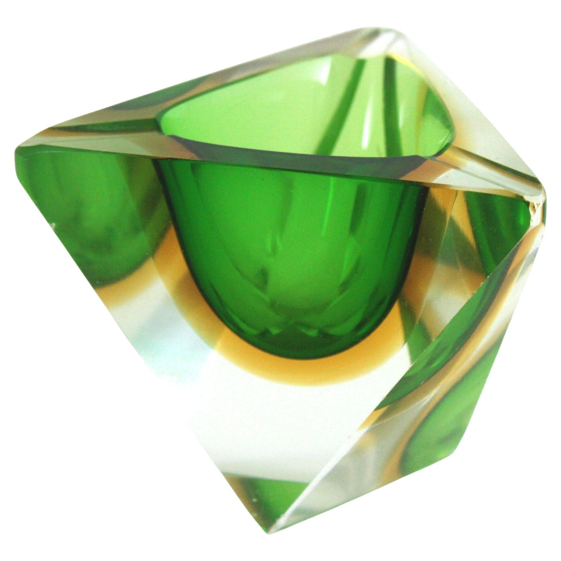 Flavio Poli Murano Sommerso Bol / Cendrier triangulaire en verre d'art, vert et jaune en vente