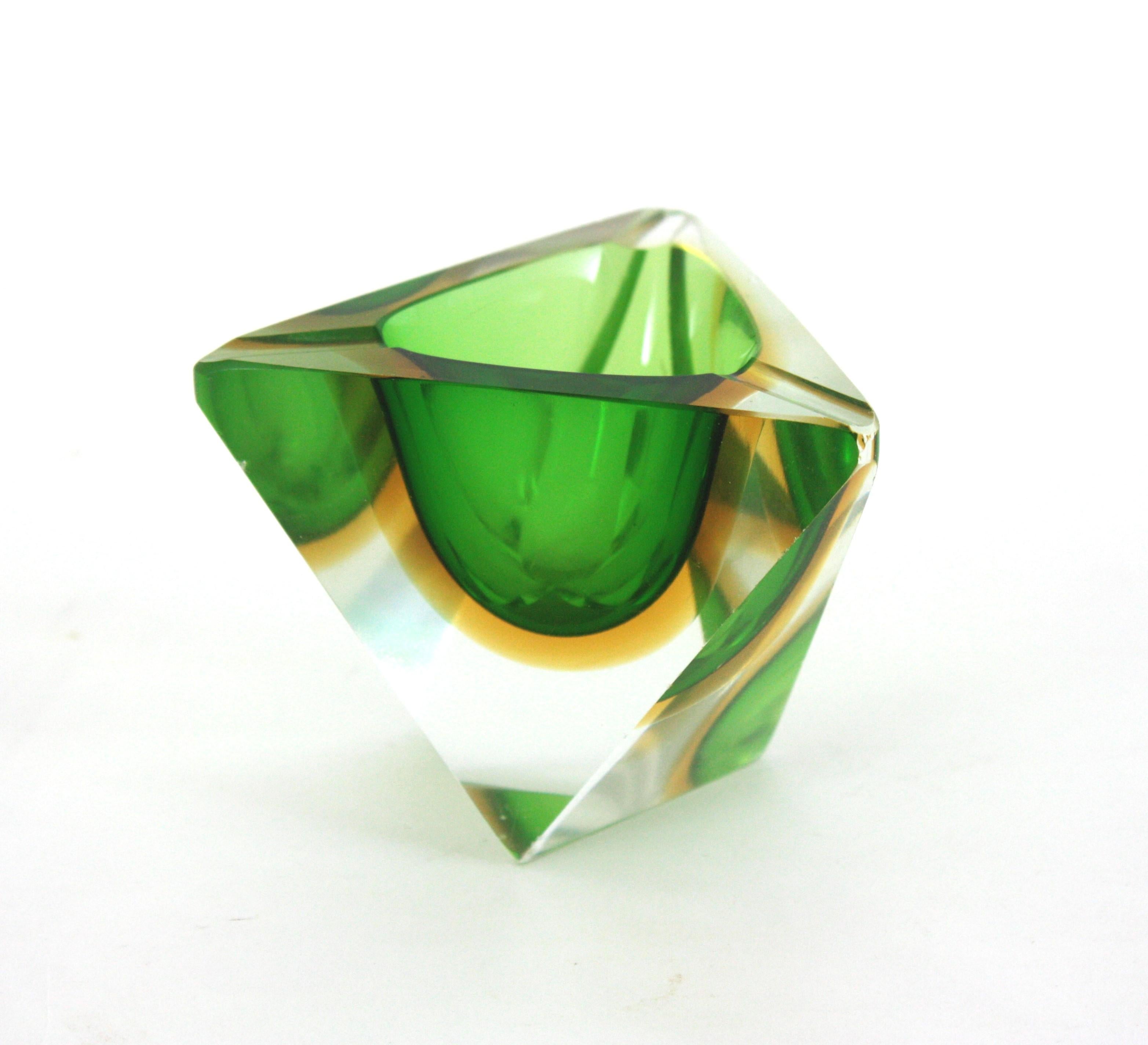 Facetté Flavio Poli Murano Sommerso Bol / Cendrier triangulaire en verre d'art, vert et jaune en vente