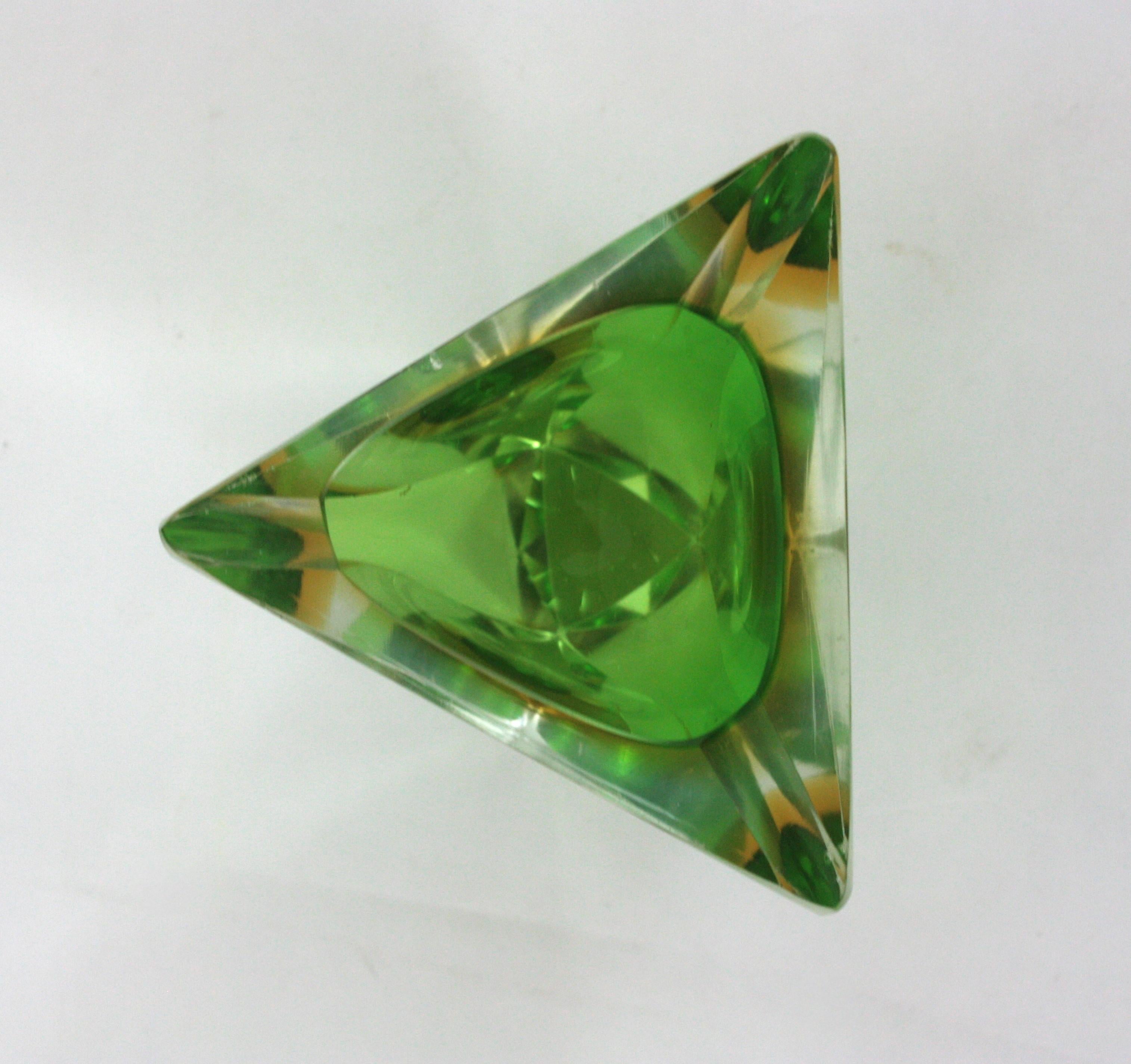 Flavio Poli Murano Sommerso Bol / Cendrier triangulaire en verre d'art, vert et jaune en vente 8
