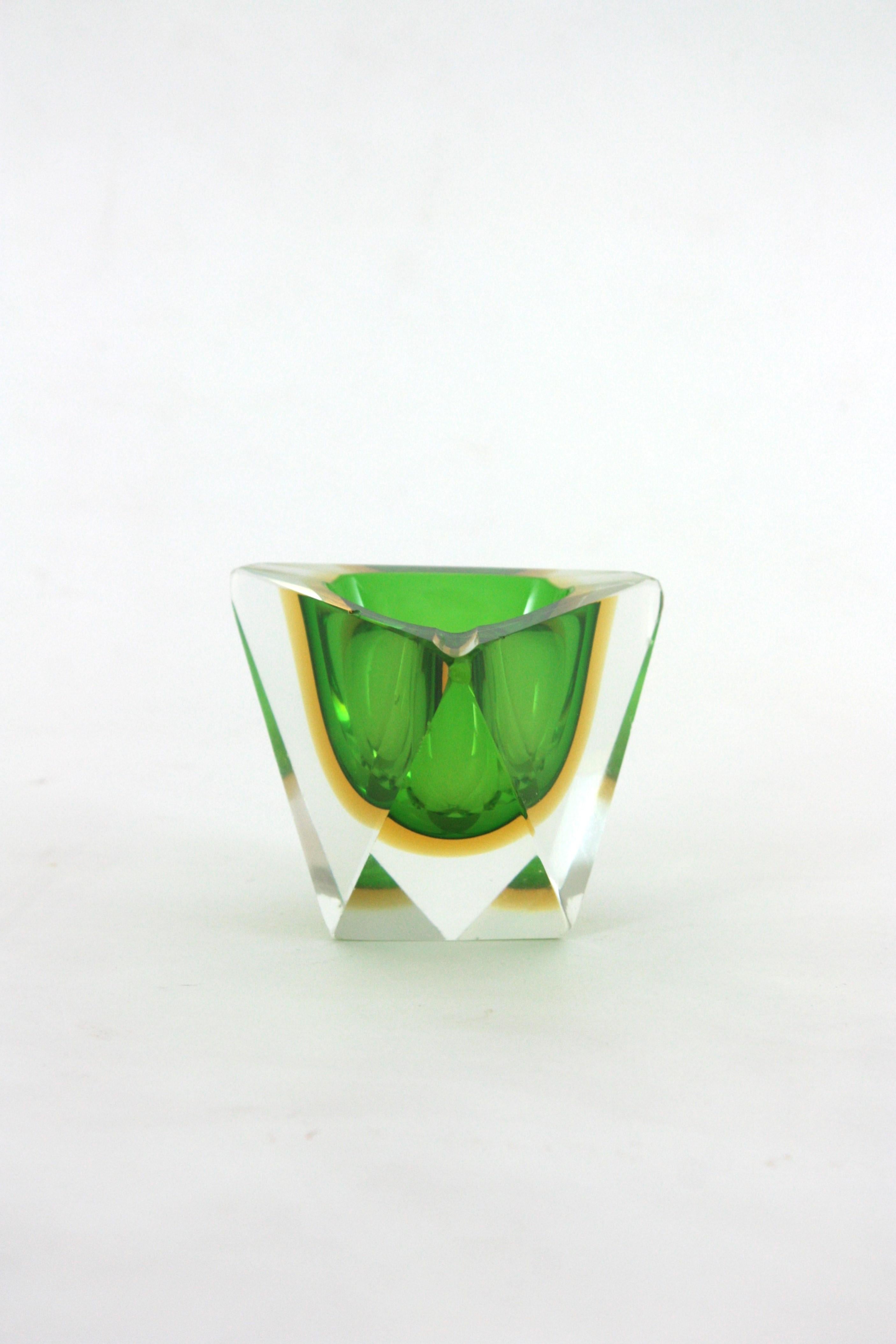 Flavio Poli Murano Sommerso Bol / Cendrier triangulaire en verre d'art, vert et jaune en vente 2