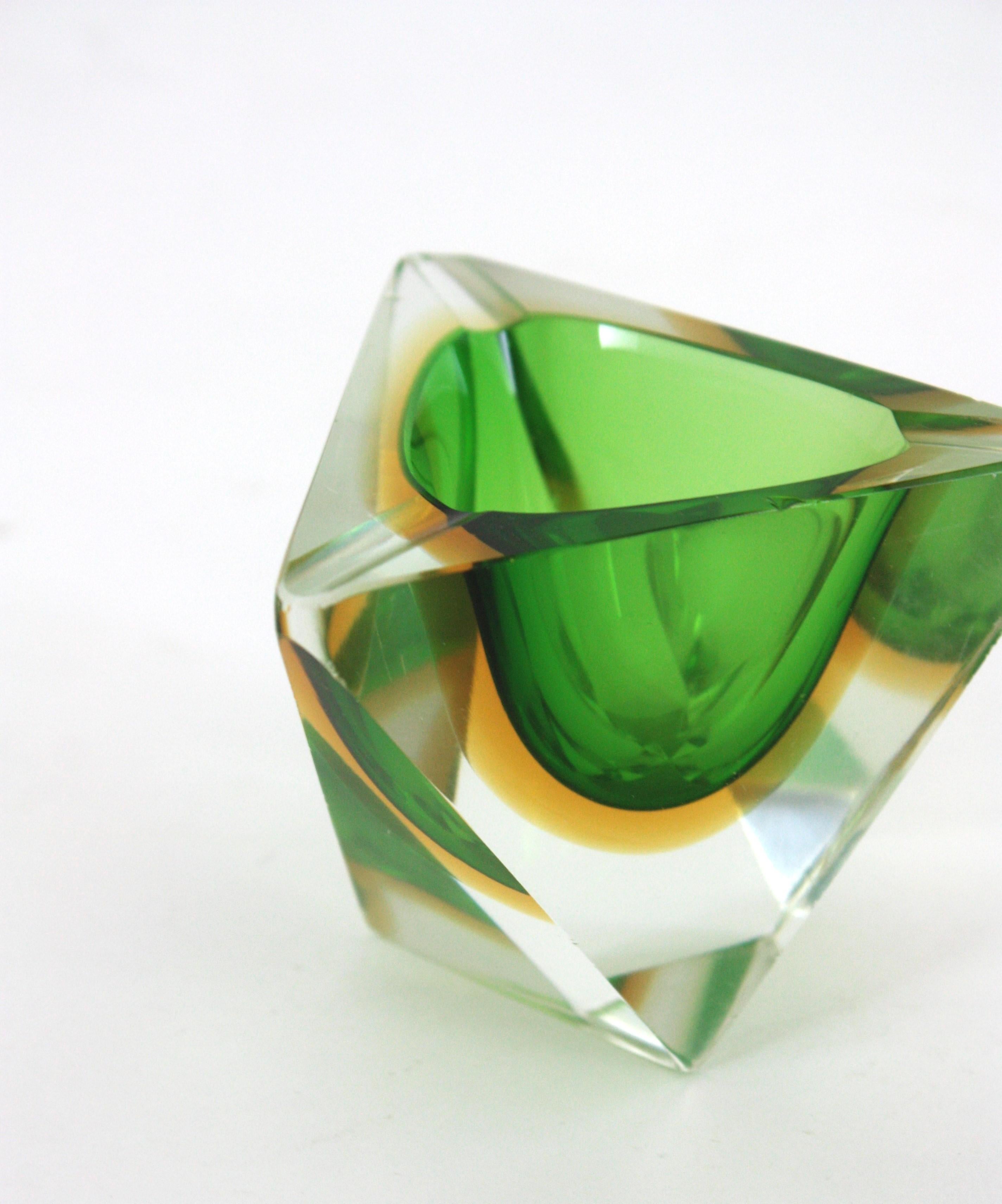 Flavio Poli Murano Sommerso Bol / Cendrier triangulaire en verre d'art, vert et jaune en vente 6