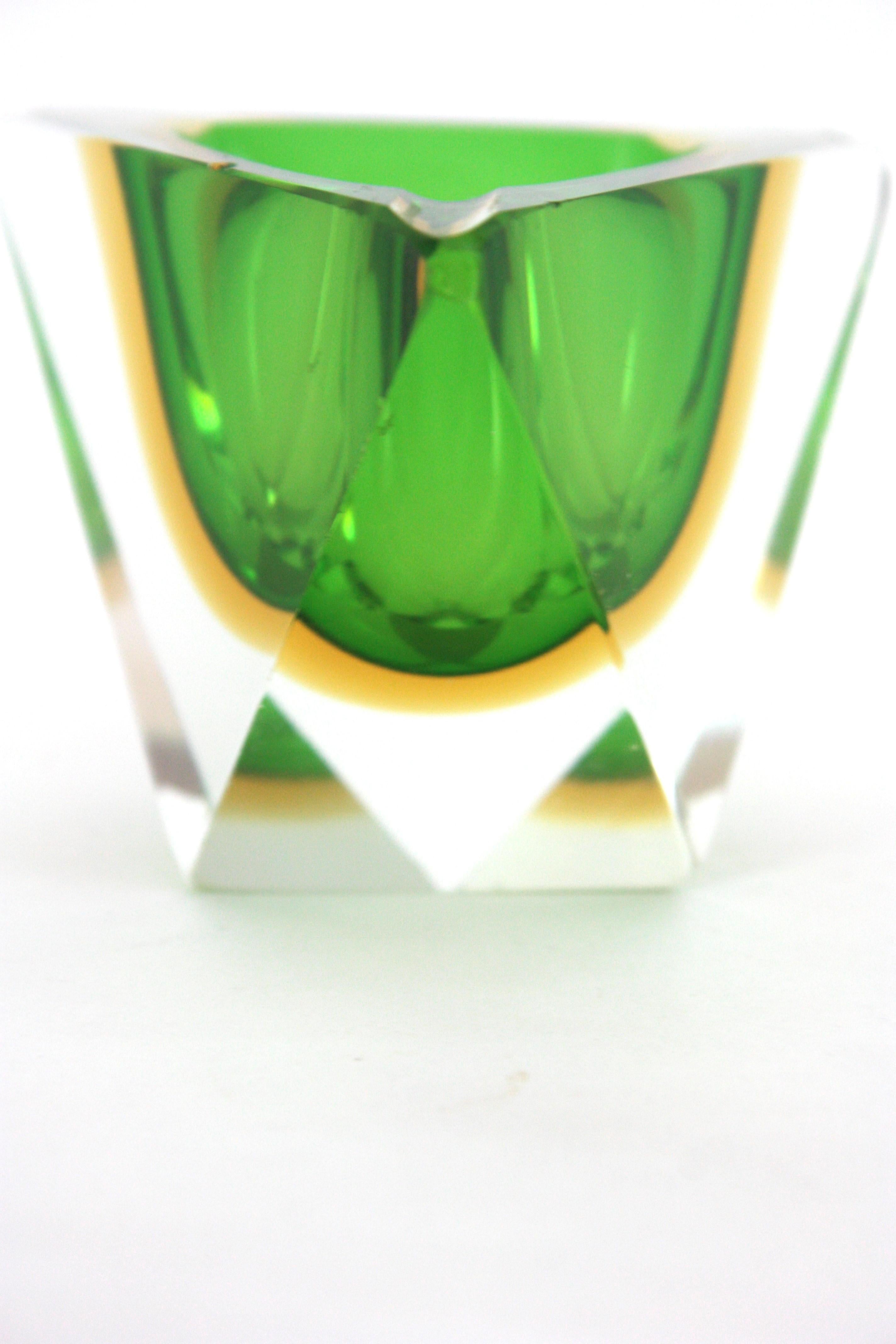 Flavio Poli Murano Sommerso Bol / Cendrier triangulaire en verre d'art, vert et jaune en vente 3