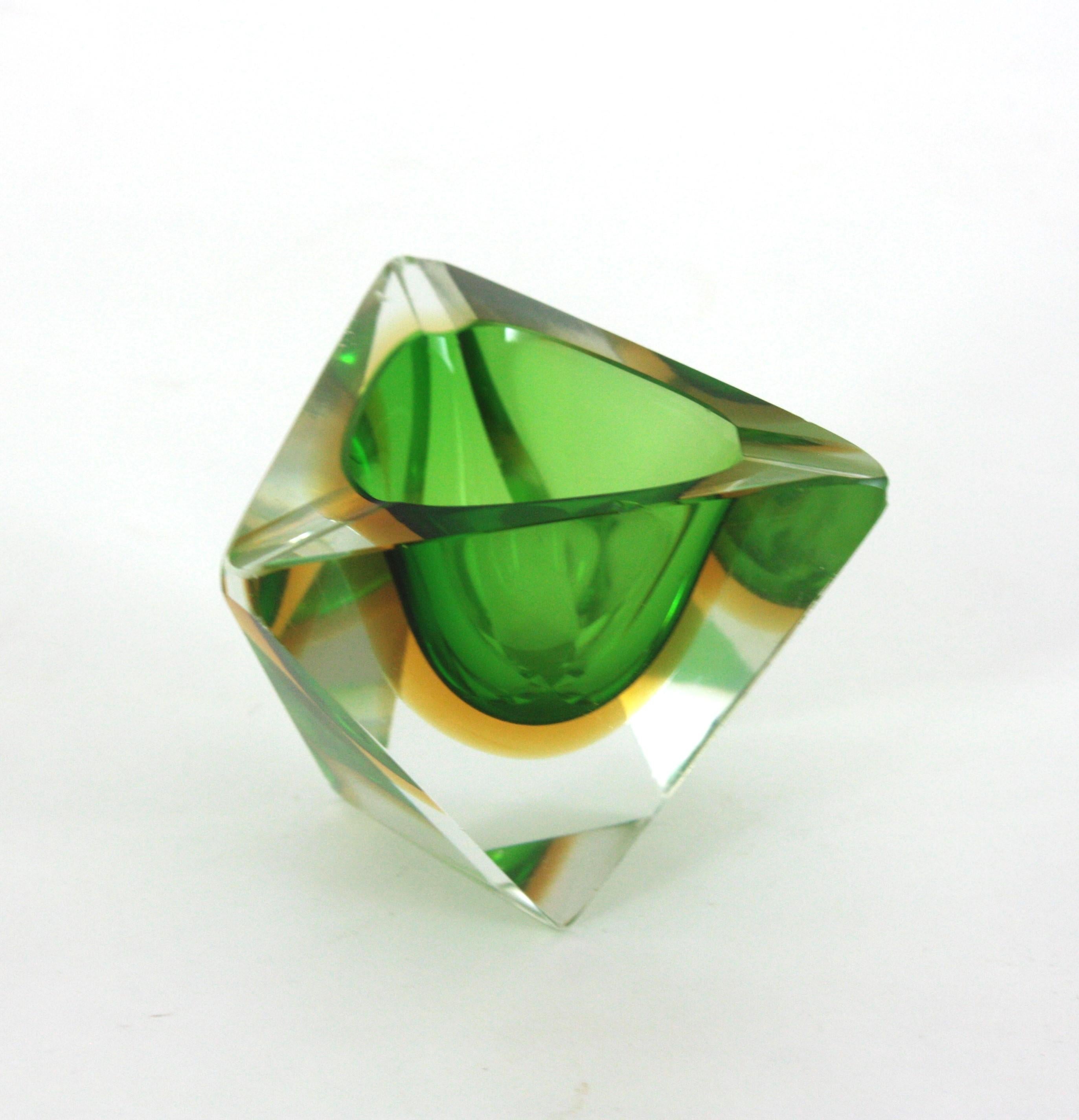 20ième siècle Flavio Poli Murano Sommerso Bol / Cendrier triangulaire en verre d'art, vert et jaune en vente