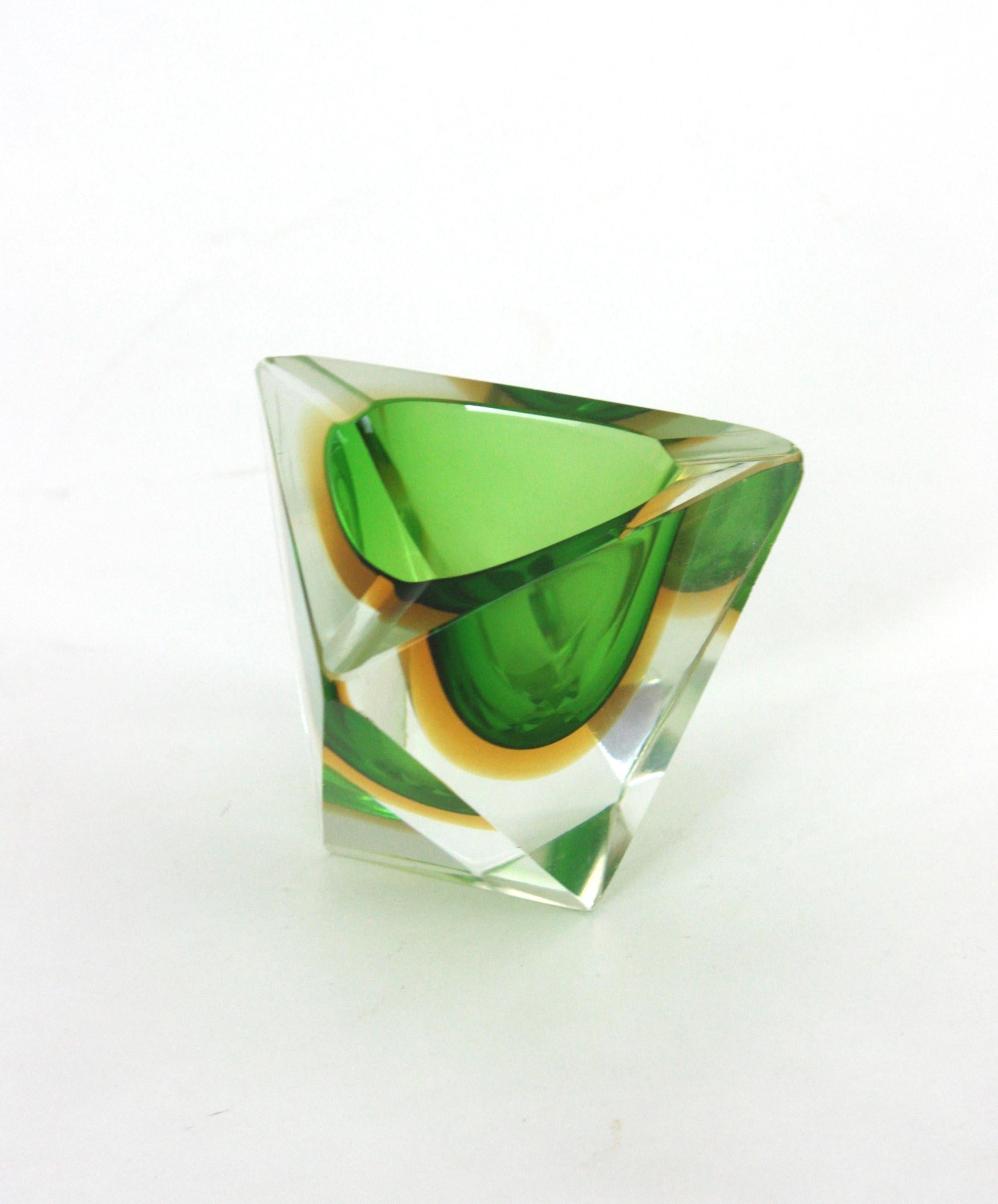 Flavio Poli Murano Sommerso Bol / Cendrier triangulaire en verre d'art, vert et jaune en vente 5