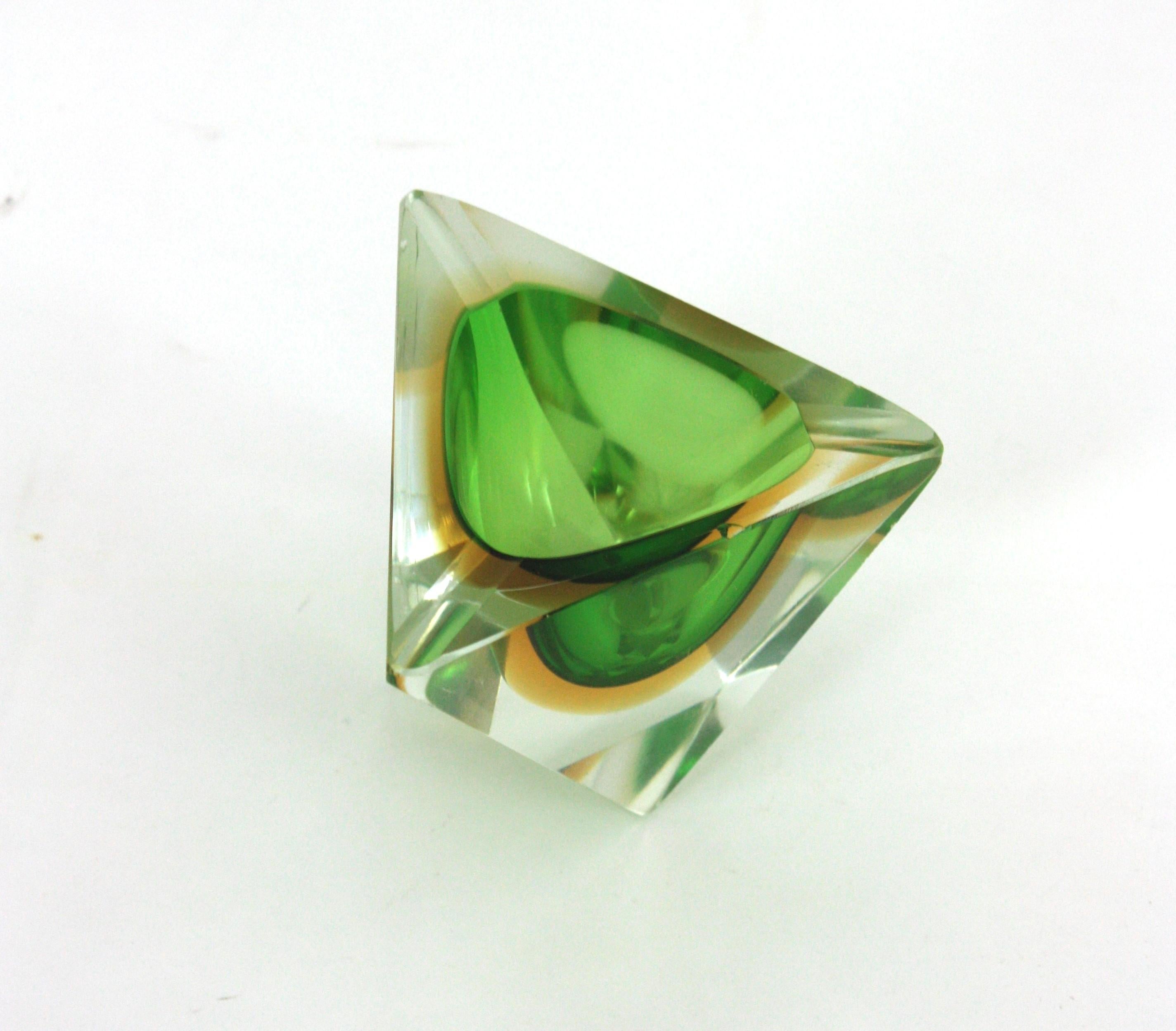 Flavio Poli Murano Sommerso Bol / Cendrier triangulaire en verre d'art, vert et jaune en vente 4