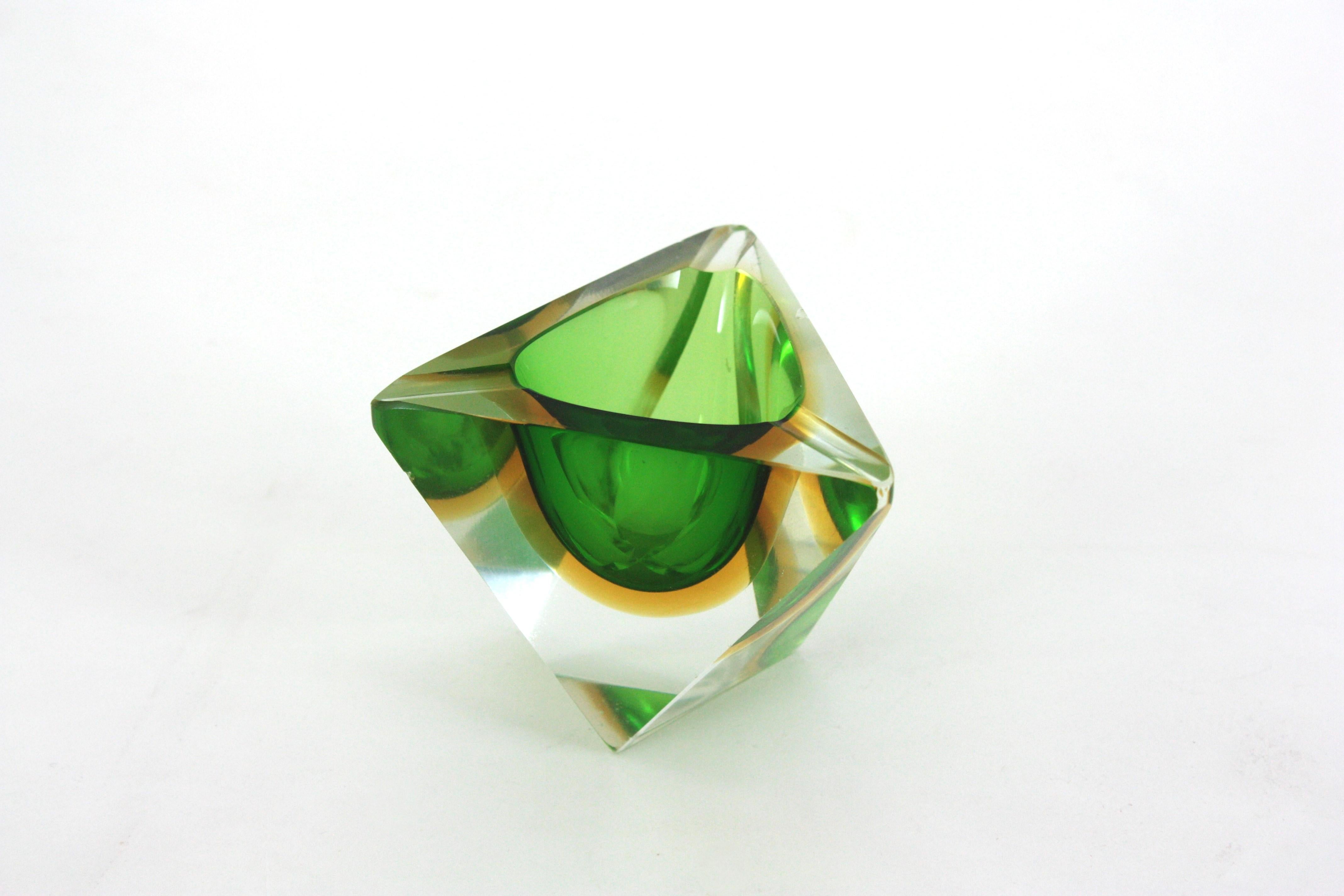 Flavio Poli Murano Sommerso Bol / Cendrier triangulaire en verre d'art, vert et jaune Bon état - En vente à Barcelona, ES