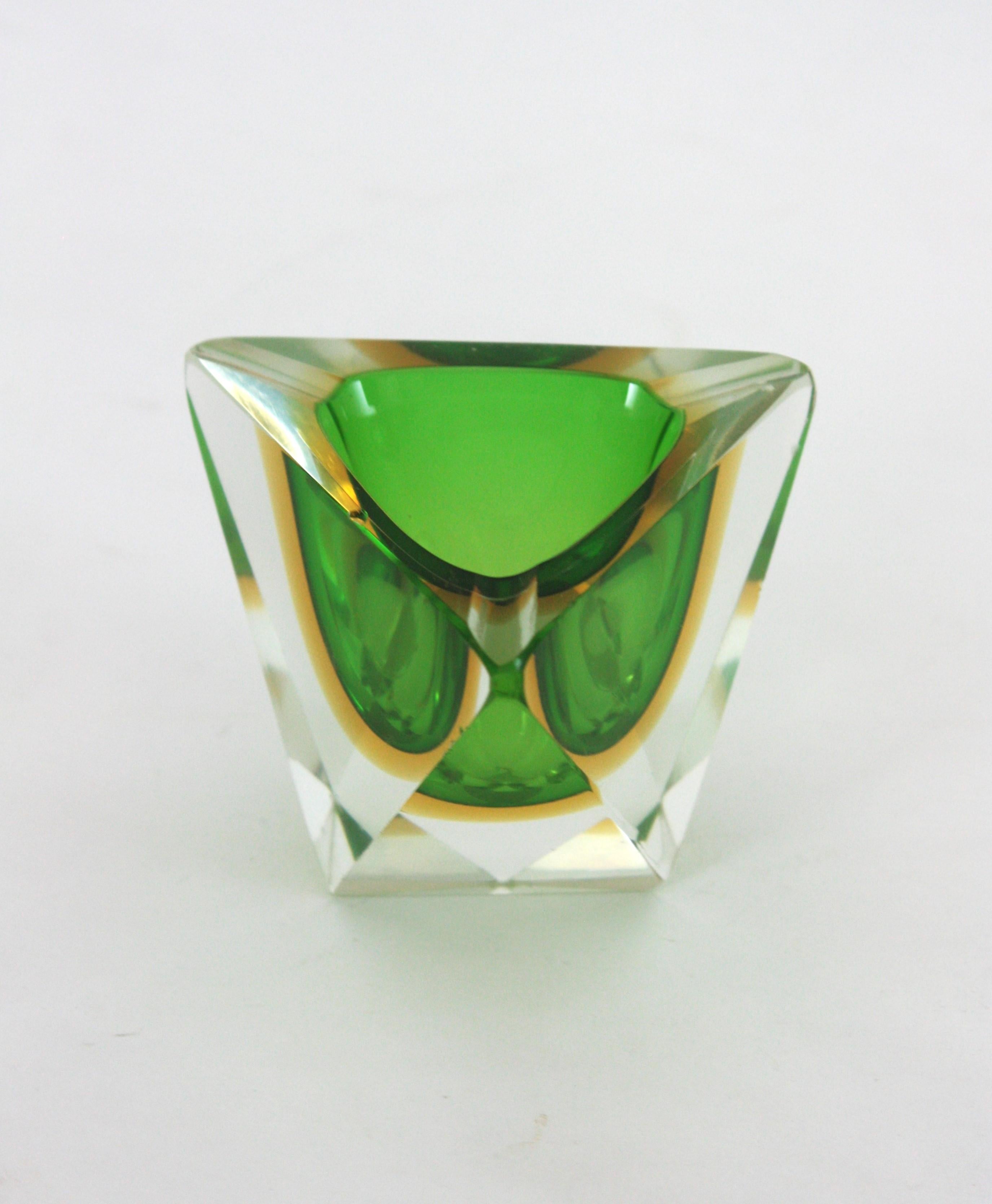 Flavio Poli Murano Sommerso Bol / Cendrier triangulaire en verre d'art, vert et jaune en vente 1