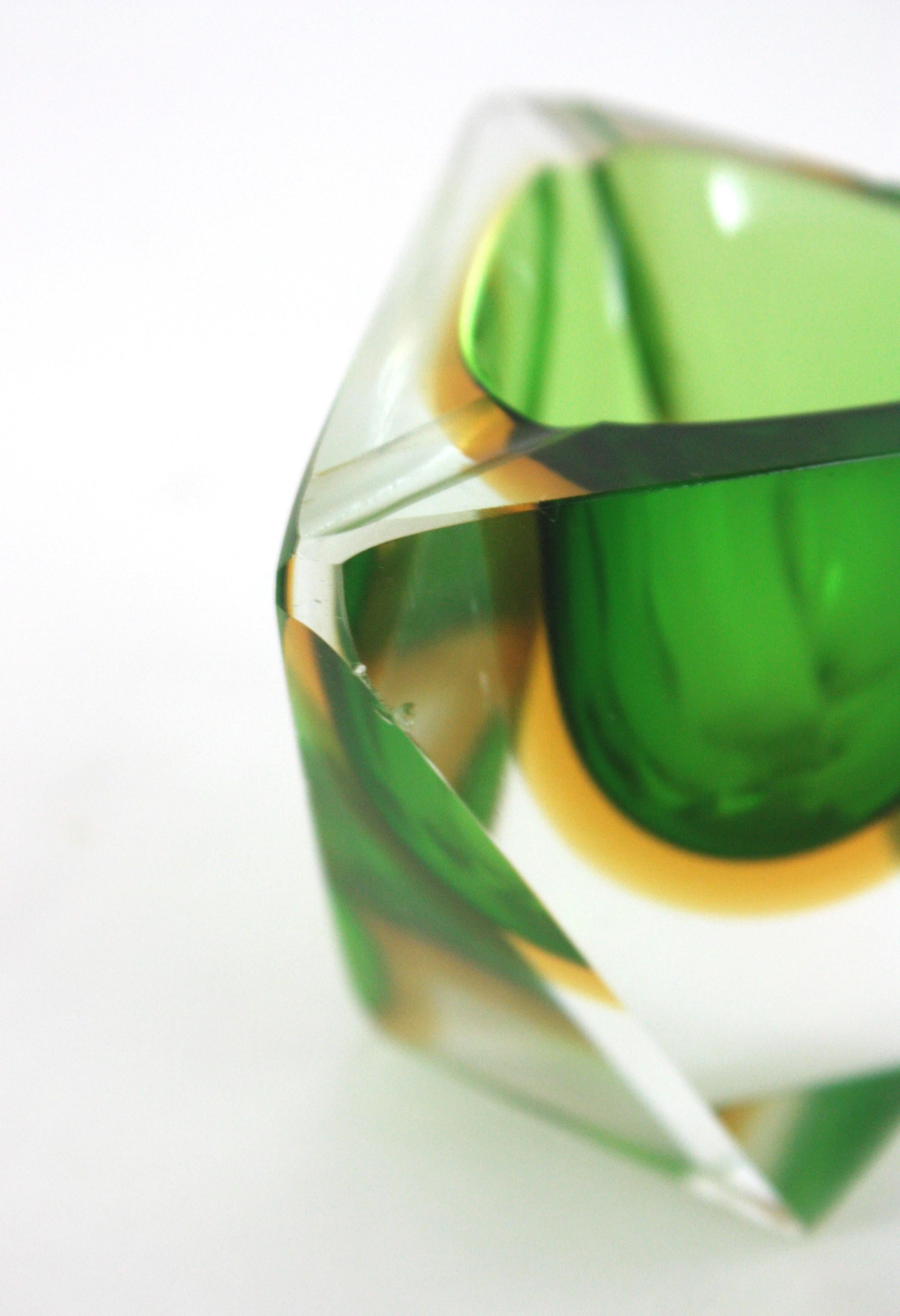 Flavio Poli Murano Sommerso Bol / Cendrier triangulaire en verre d'art, vert et jaune en vente 7