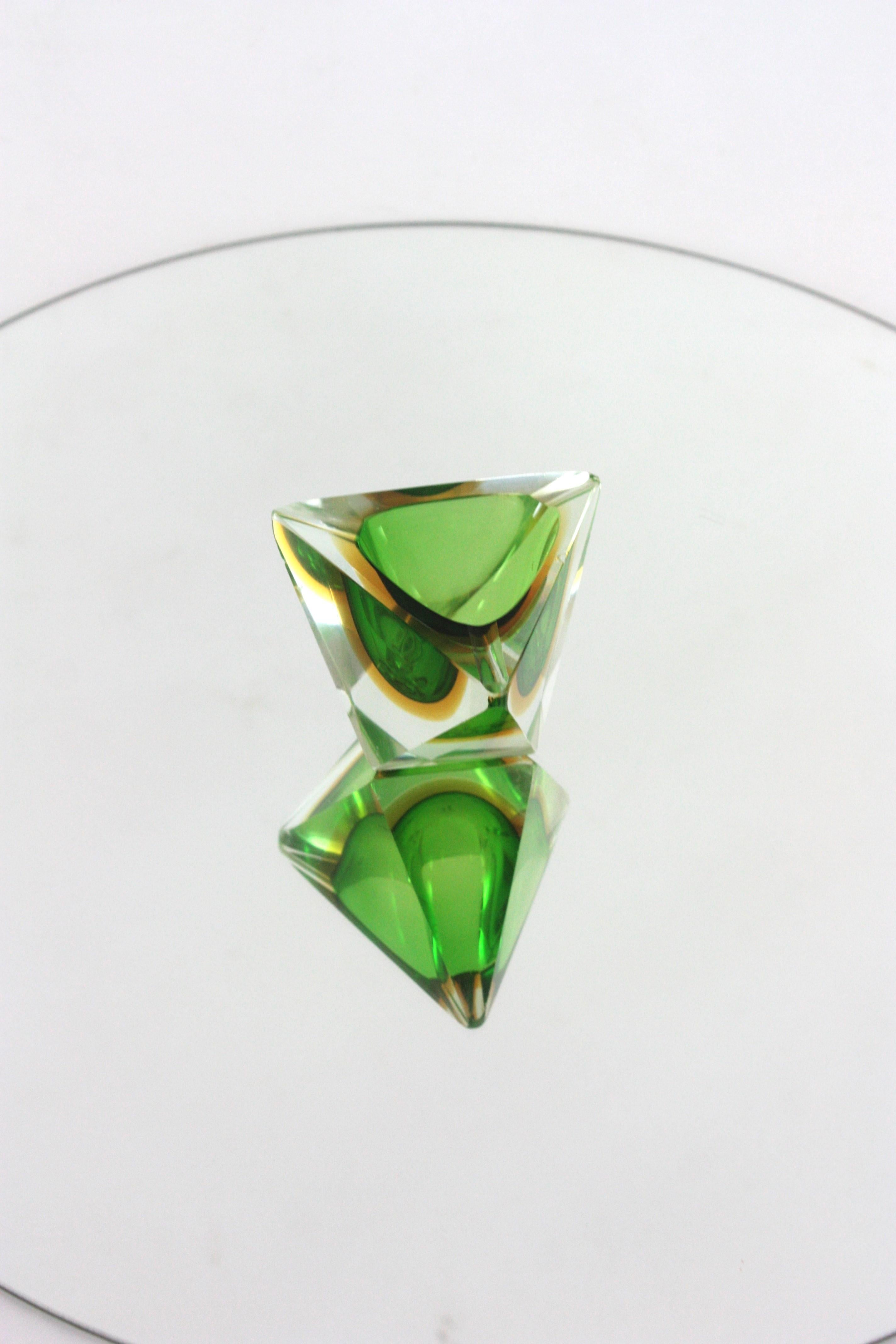 italien Flavio Poli Murano Sommerso Bol / Cendrier triangulaire en verre d'art, vert et jaune en vente