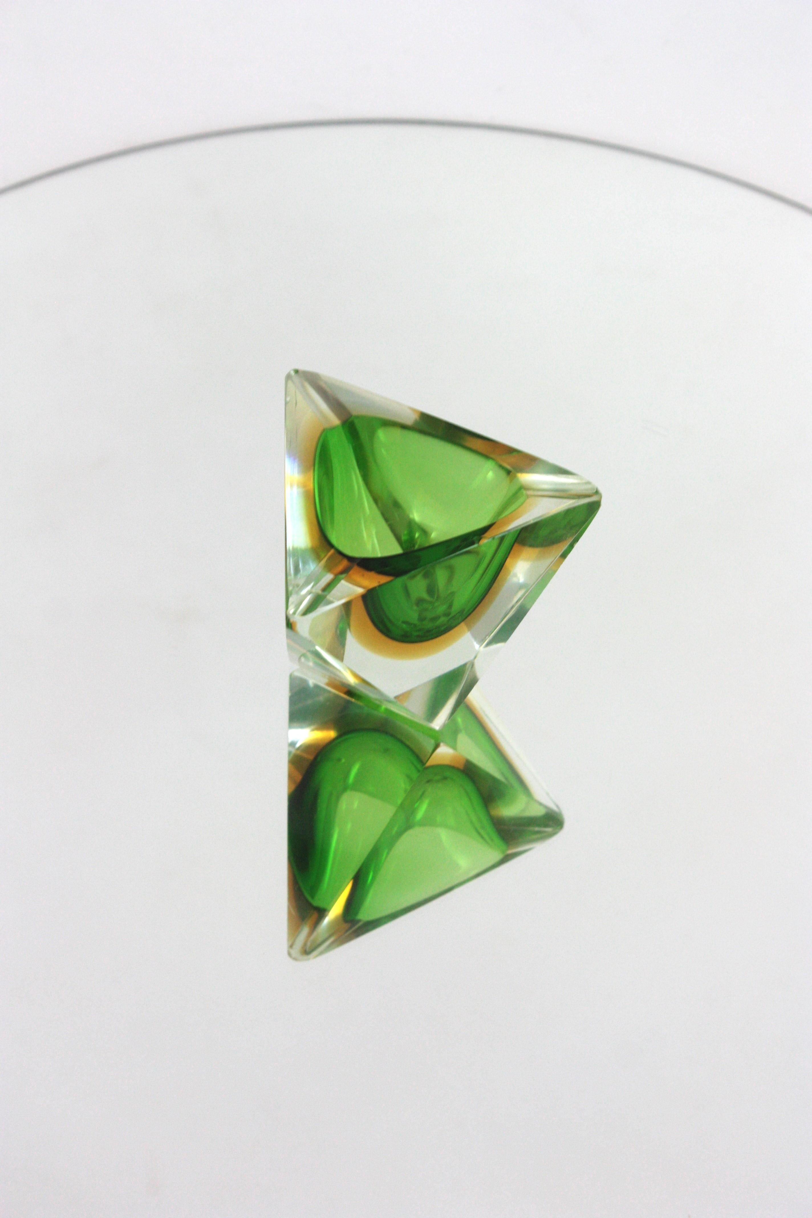 Mid-Century Modern Flavio Poli Murano Sommerso Bol / Cendrier triangulaire en verre d'art, vert et jaune en vente
