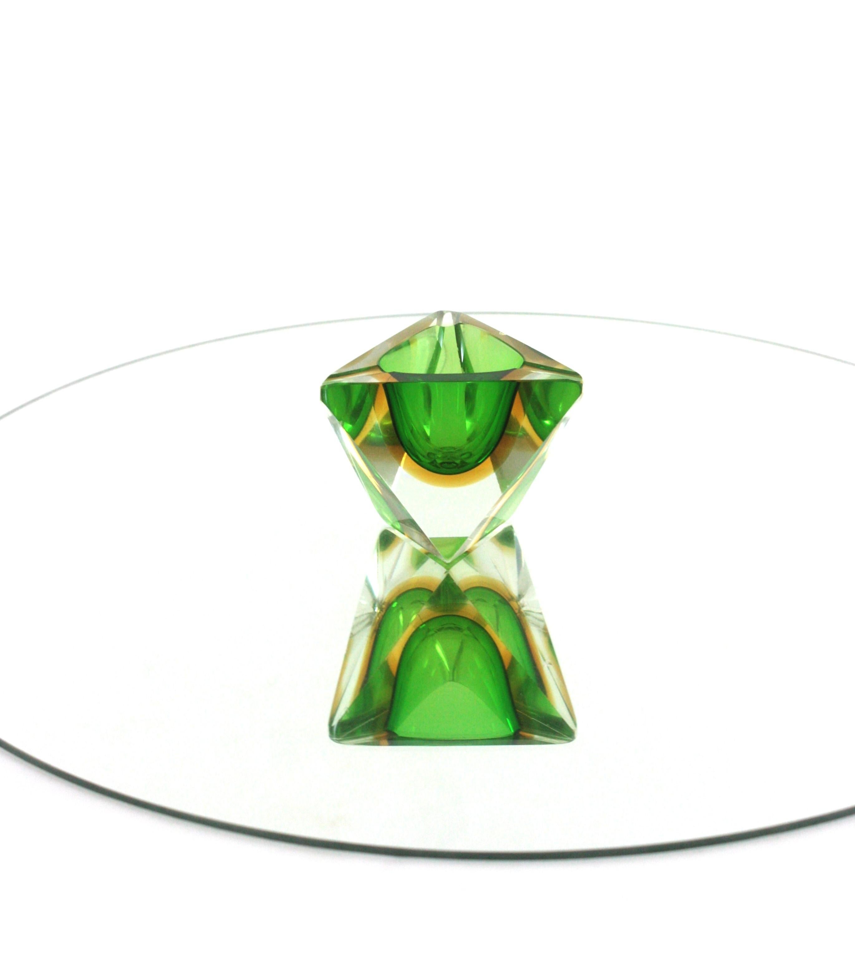 Coupe décorative ou cendrier à facettes vertes et jaunes en verre de Murano de Flavio Poli Seguso
__________________________________________________________________________-
Cendrier triangulaire en verre de Murano facetté Sommerso. Attribué à