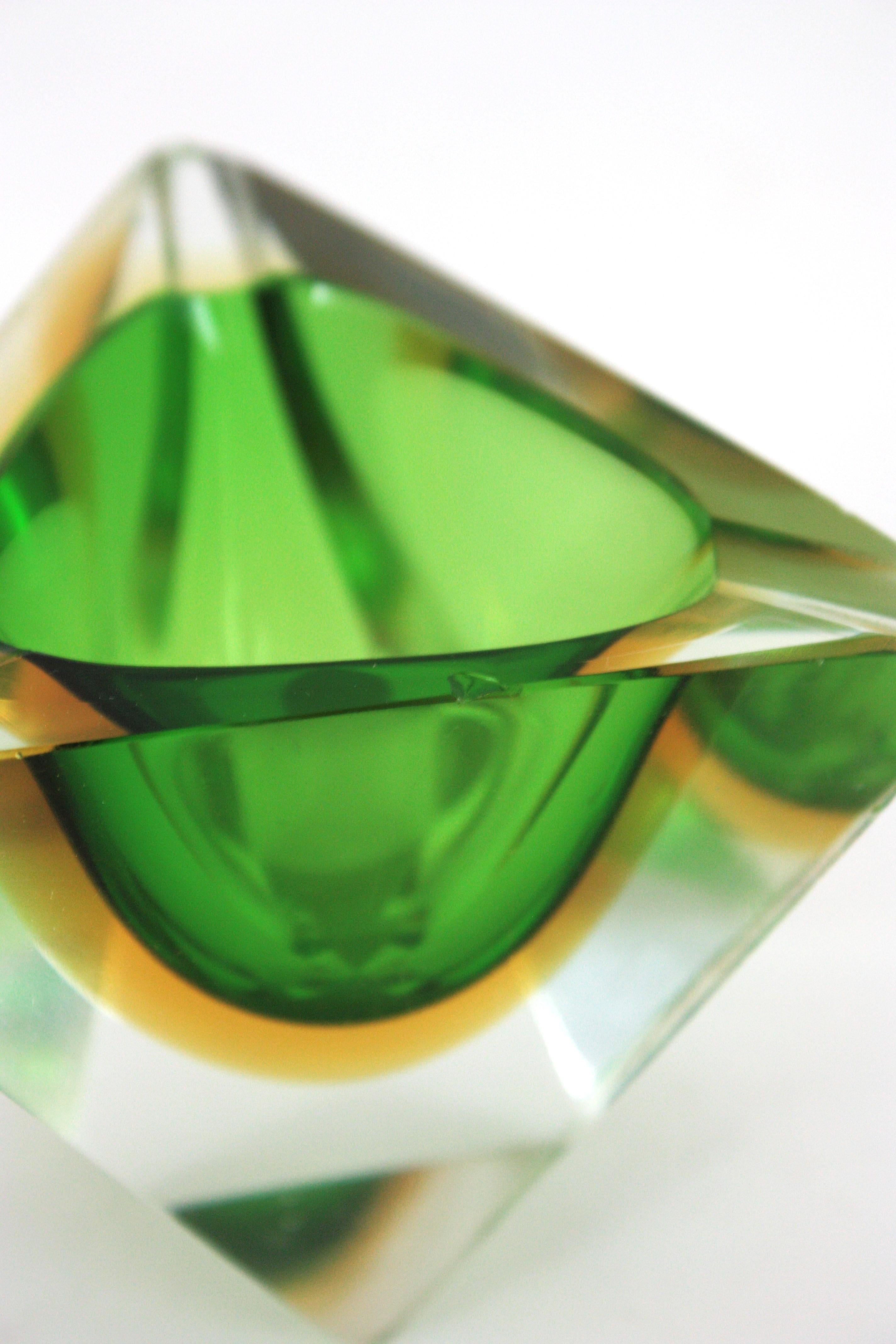 Verre Flavio Poli Murano Sommerso Bol / Cendrier triangulaire en verre d'art, vert et jaune en vente