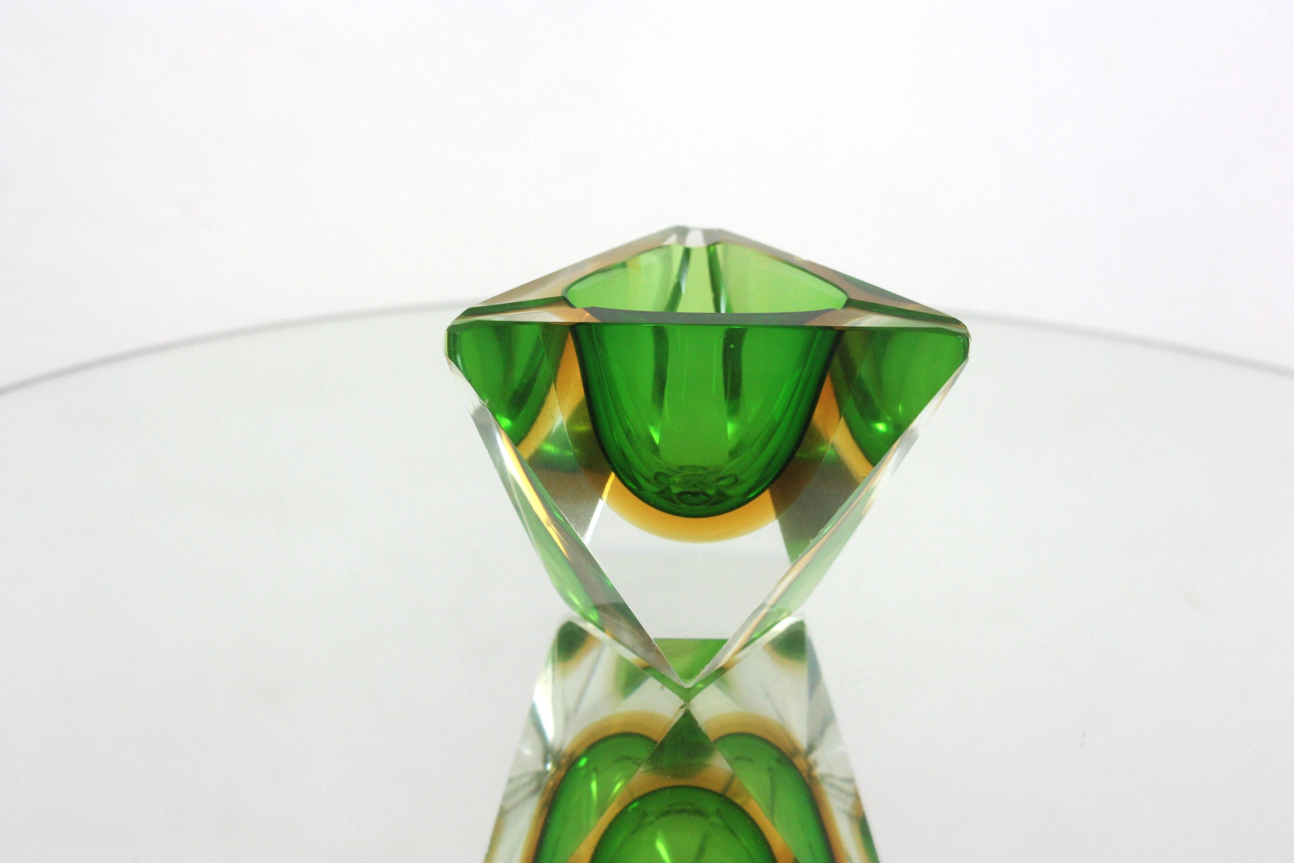 Flavio Poli Murano Sommerso Bol / Cendrier triangulaire en verre d'art, vert et jaune en vente 9