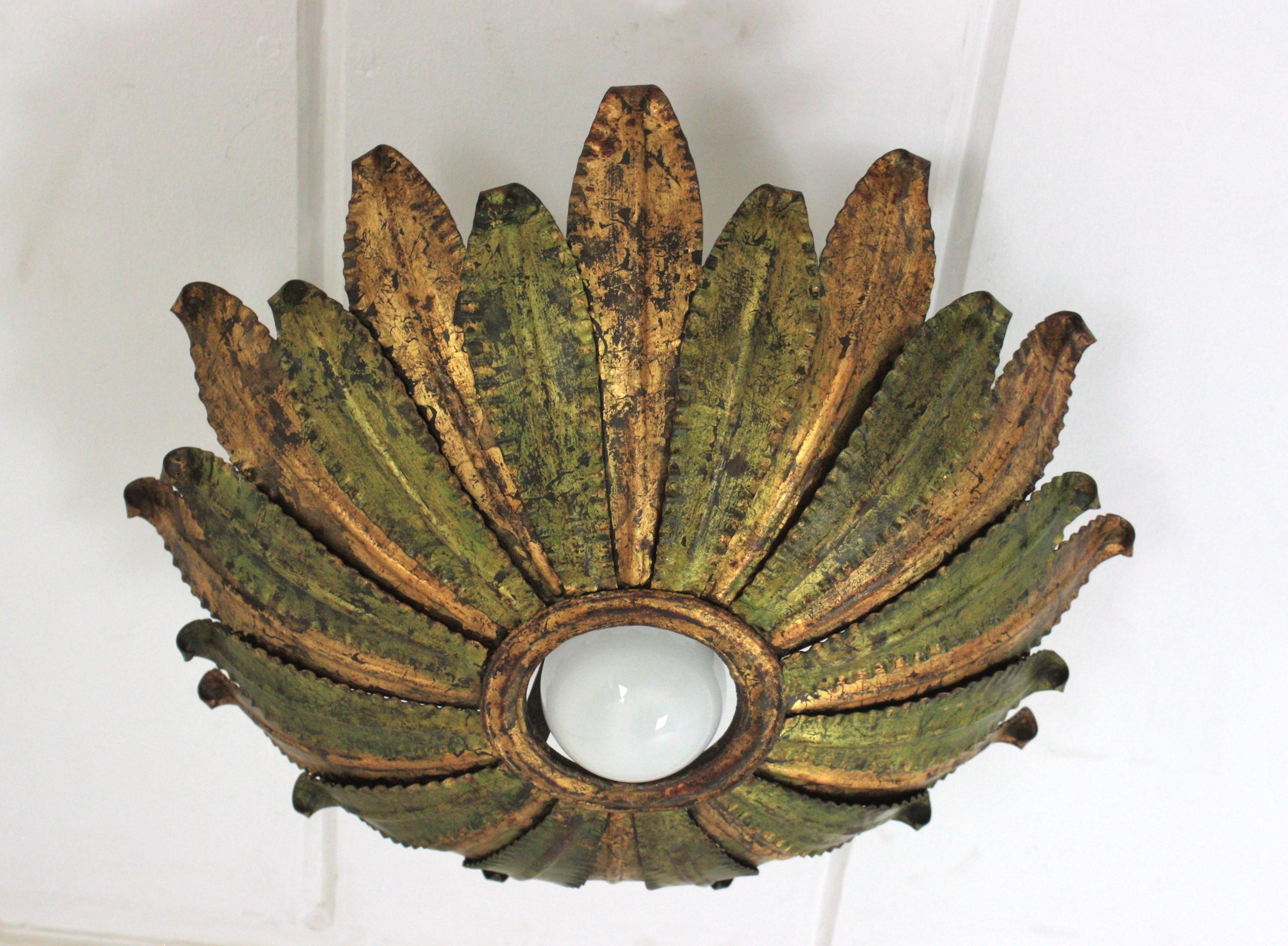 Espagnol Plafonnier espagnol à feuillage en vert et fer doré, années 1950 en vente