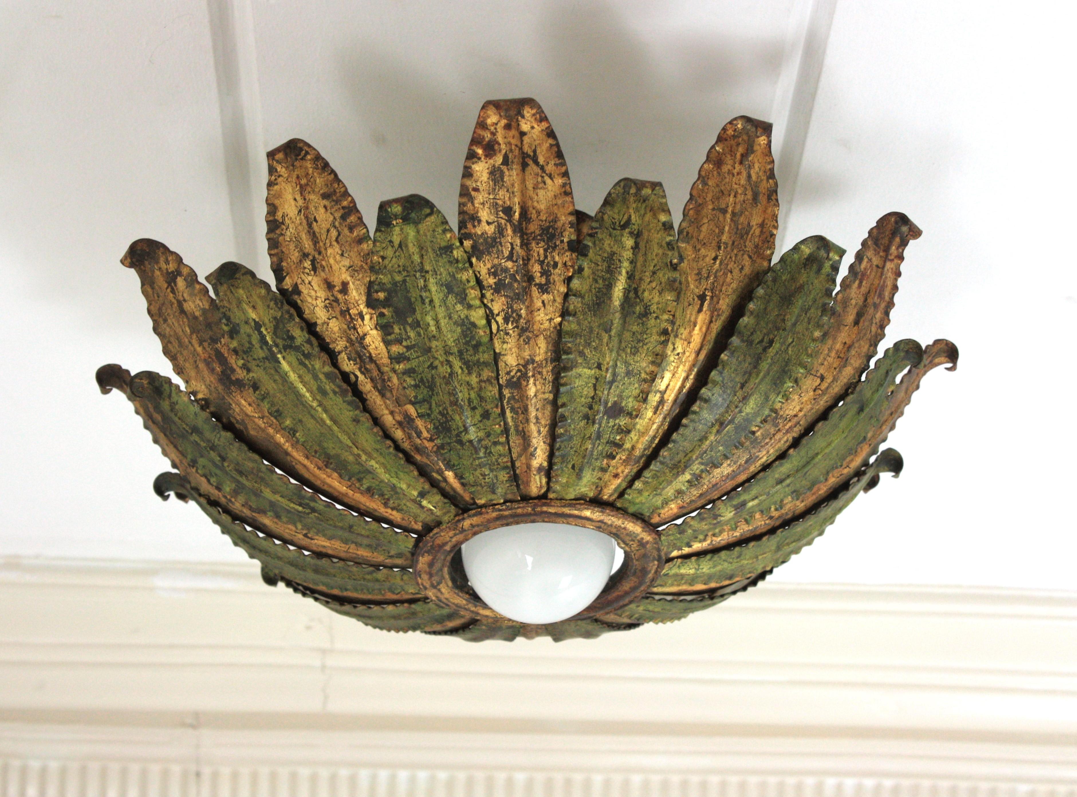 Lampe à encastrer en forme de soleil feuillu, fer, feuille d'or
Espagne, 1950
Plafonnier en forme de soleil avec cadre à feuilles en fer vert et doré.
Luminaire attrayant en fer martelé à la main avec une patine d'origine très décorative en dorure à