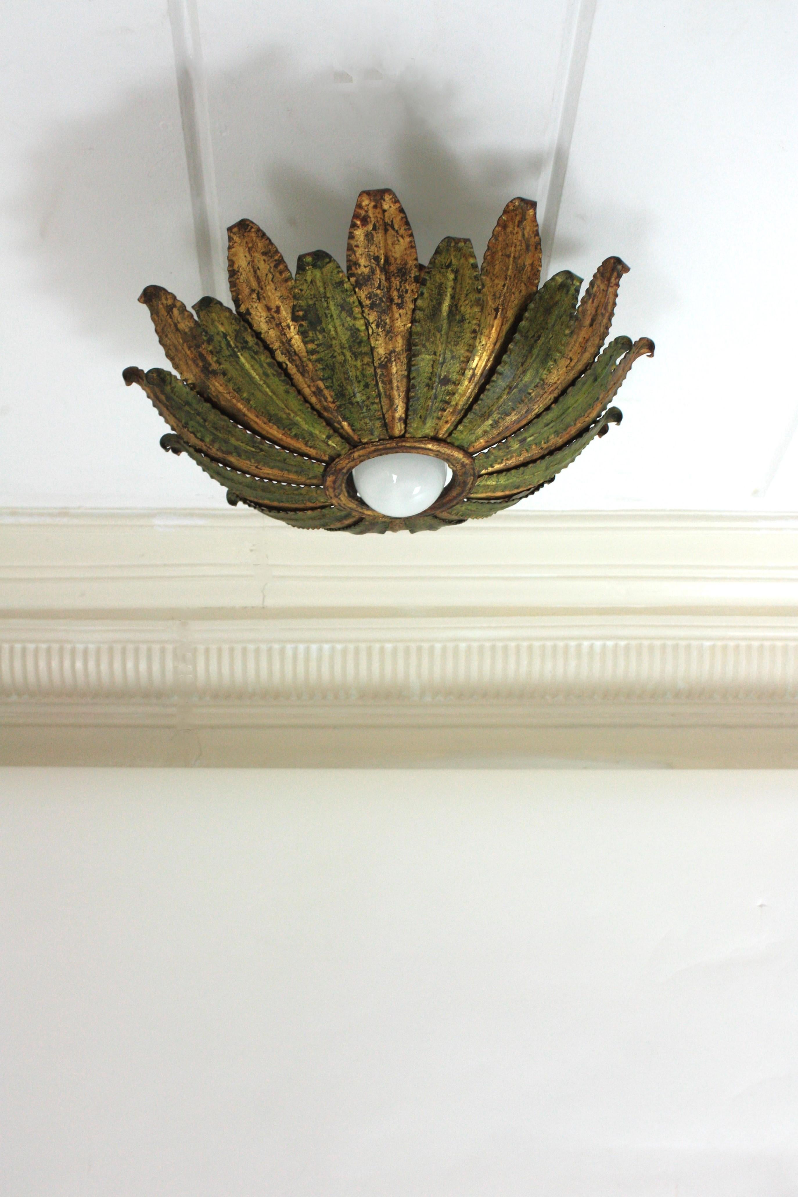 Mid-Century Modern Plafonnier espagnol à feuillage en vert et fer doré, années 1950 en vente