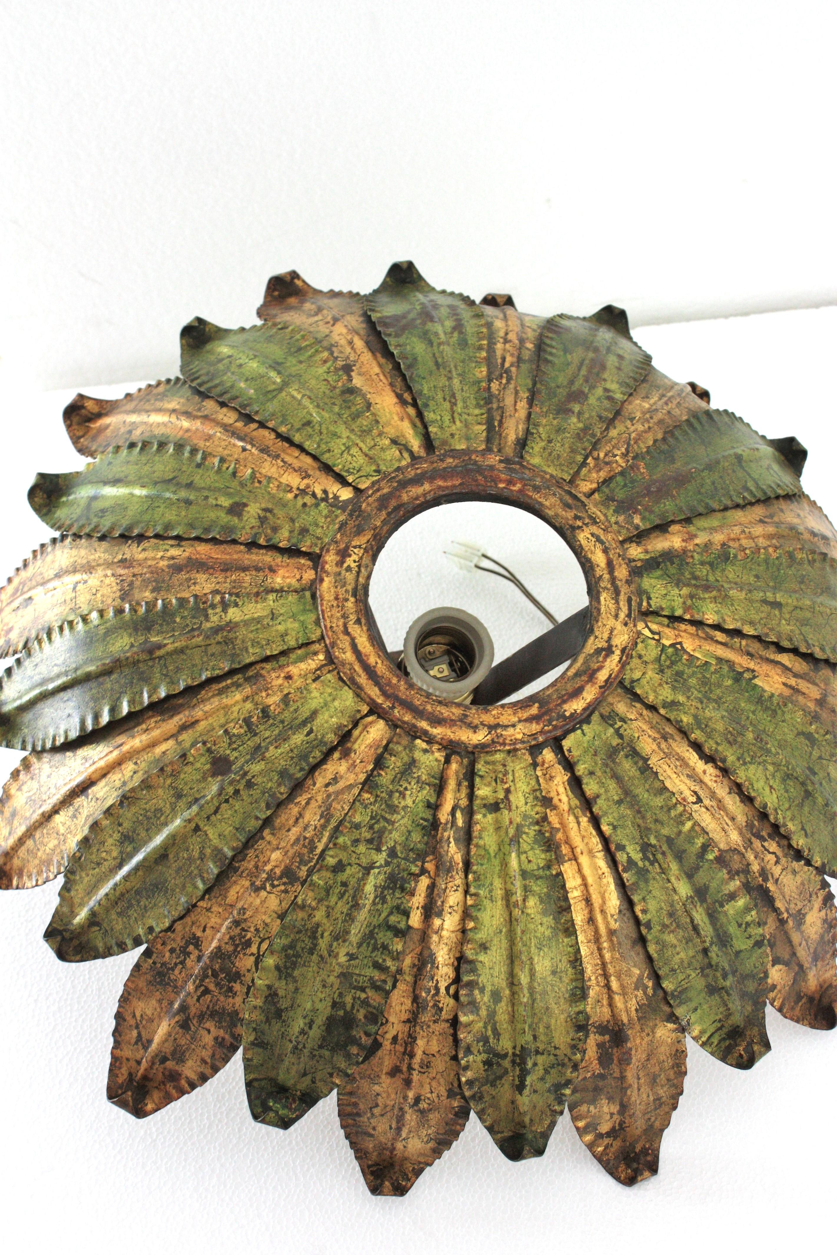 Plafonnier espagnol à feuillage en vert et fer doré, années 1950 en vente 8