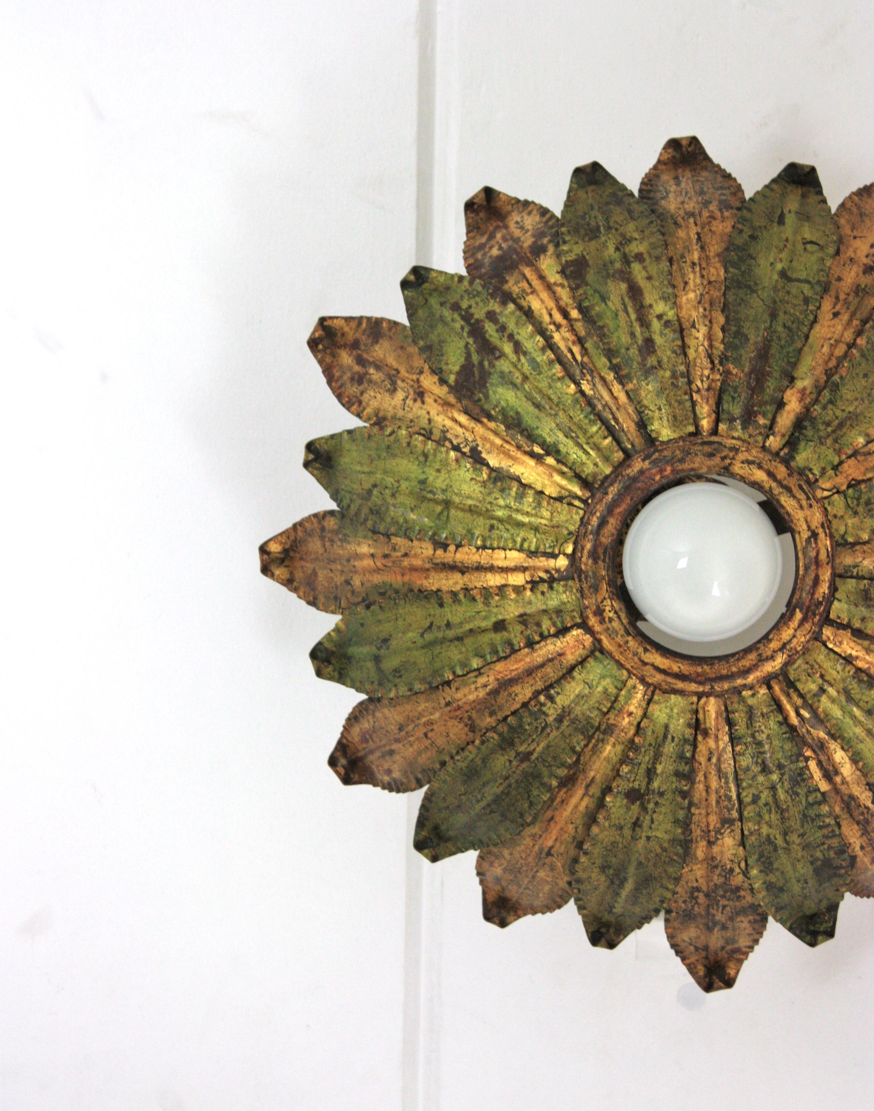 Plafonnier espagnol à feuillage en vert et fer doré, années 1950 en vente 3